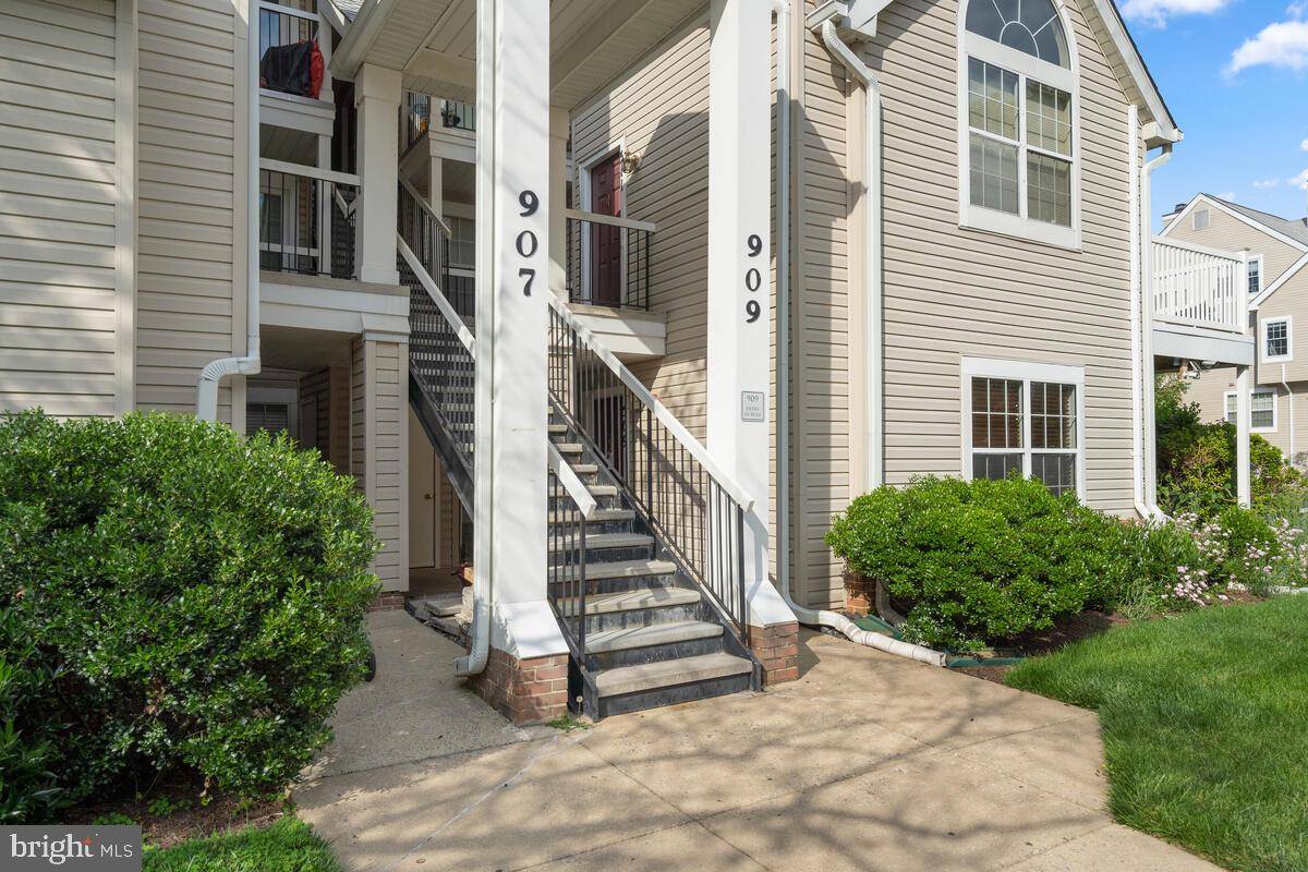 Gaithersburg, MD 20878,909 HILLSIDE LAKE TER #508