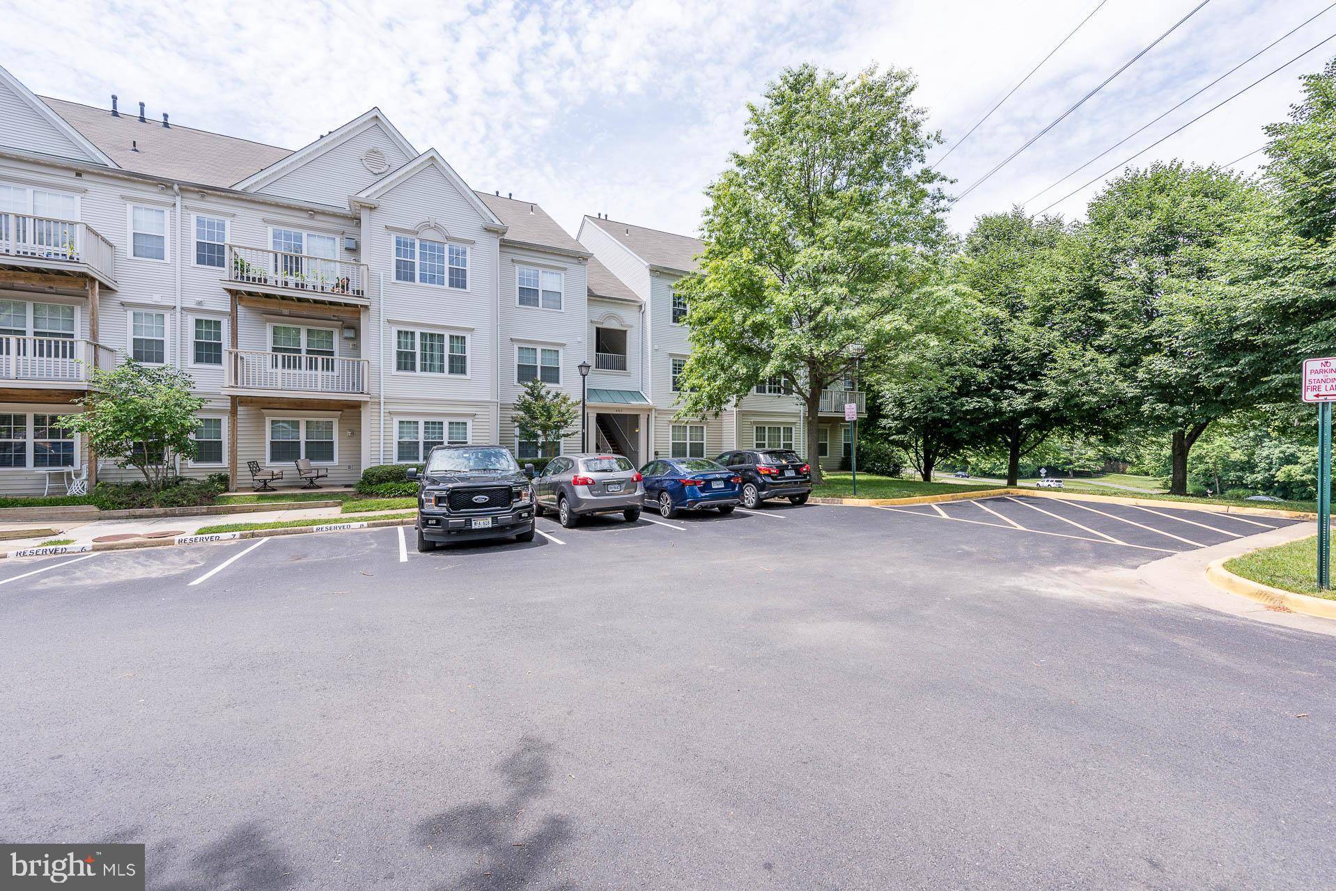 Fairfax, VA 22033,4363 WILSON VALLEY DR #204