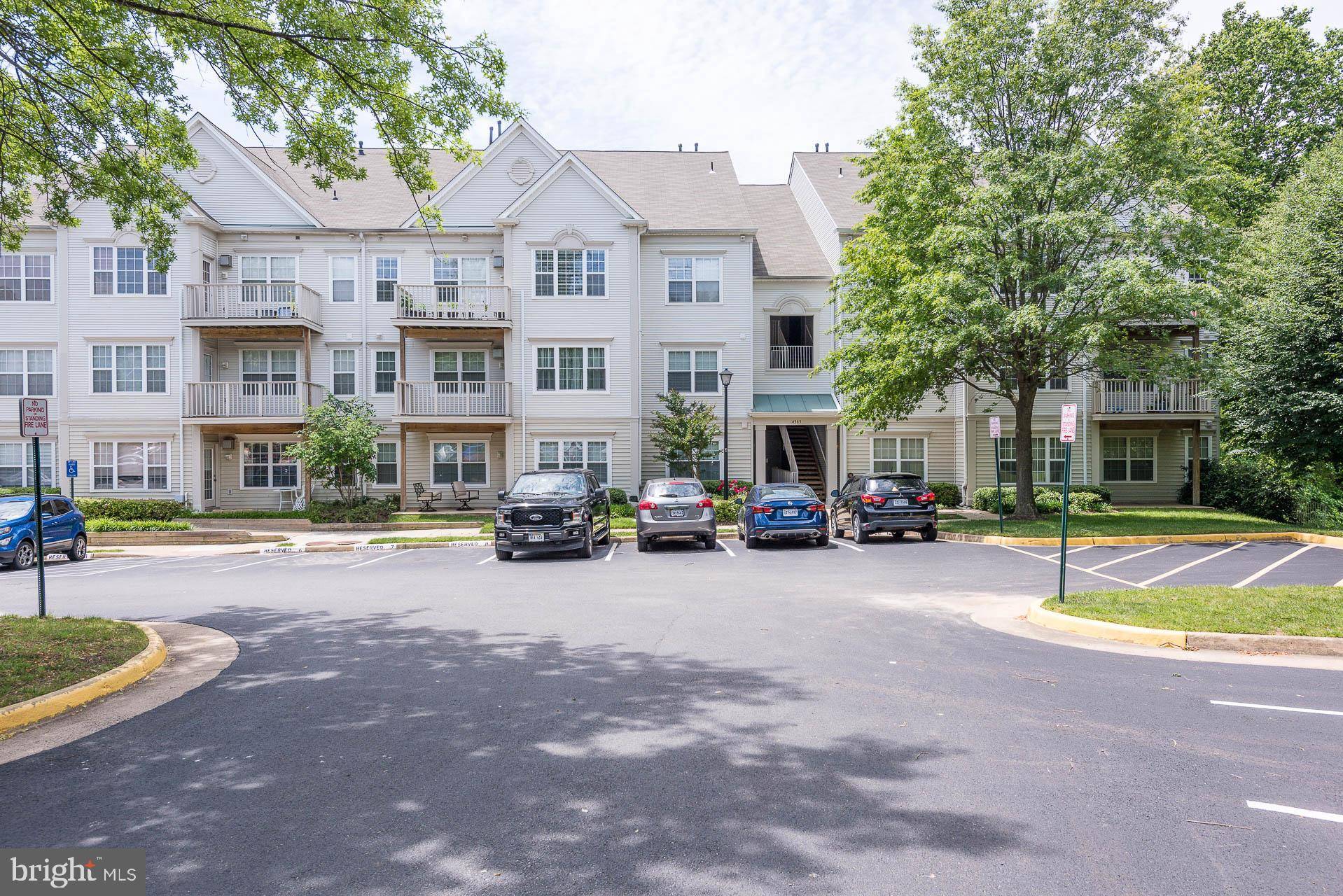 Fairfax, VA 22033,4363 WILSON VALLEY DR #204