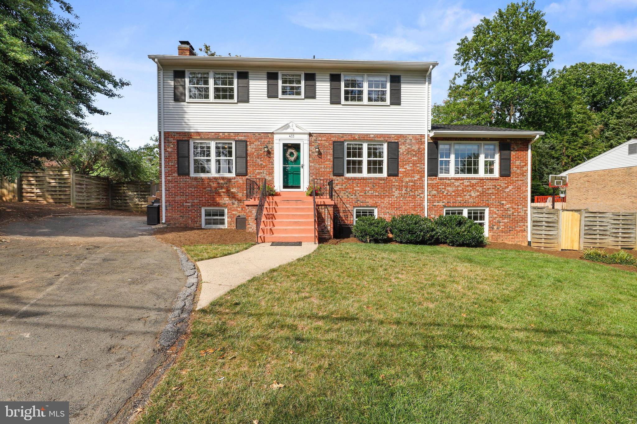 Vienna, VA 22180,433 GLYNDON ST NE