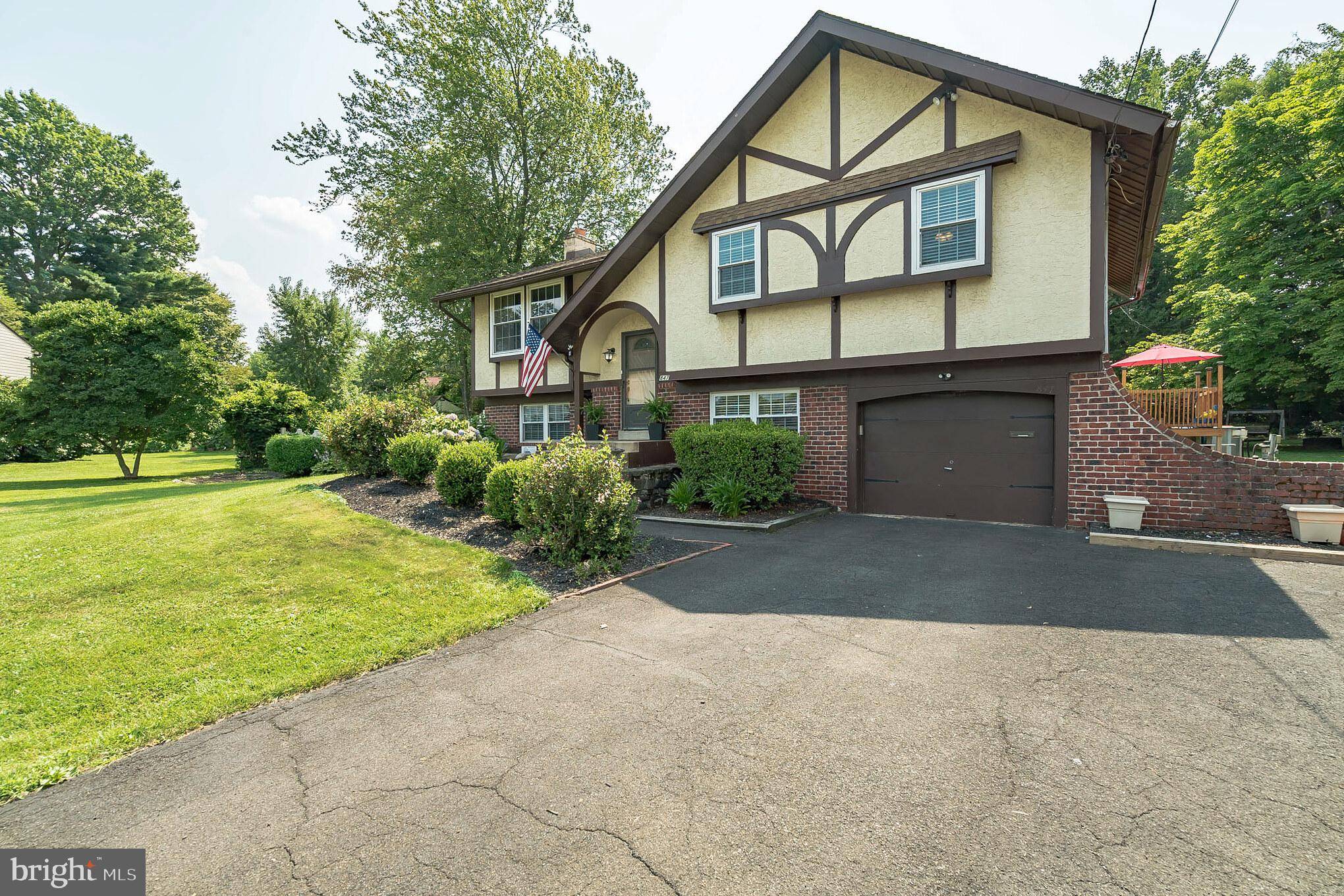 Warminster, PA 18974,847 BOXWOOD CIR