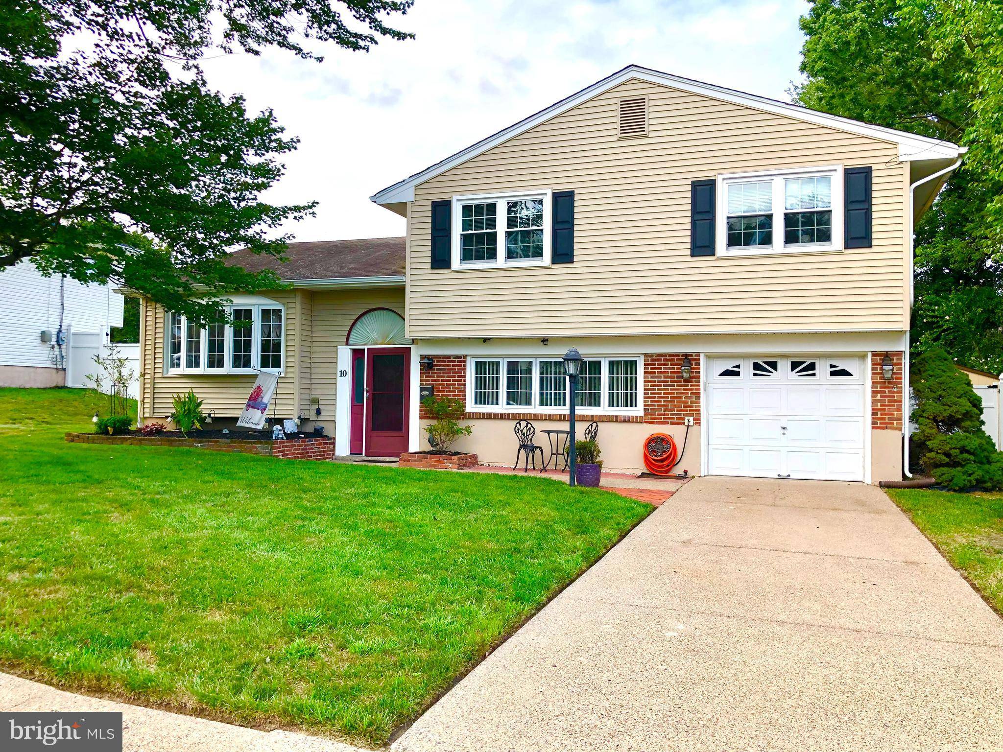 Blackwood, NJ 08012,10 DOGWOOD LN