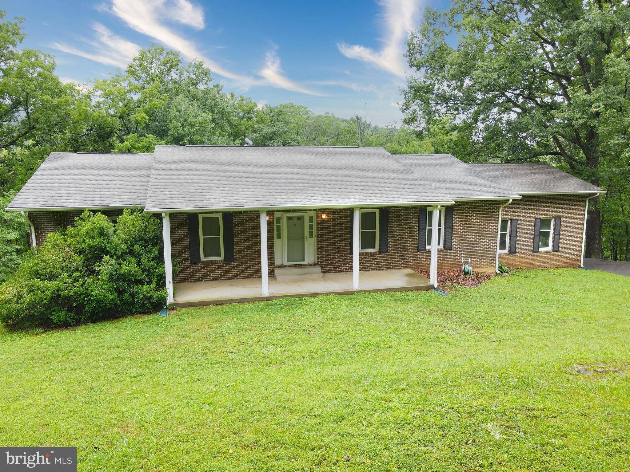 Linden, VA 22642,831 APPLE JACK CIR