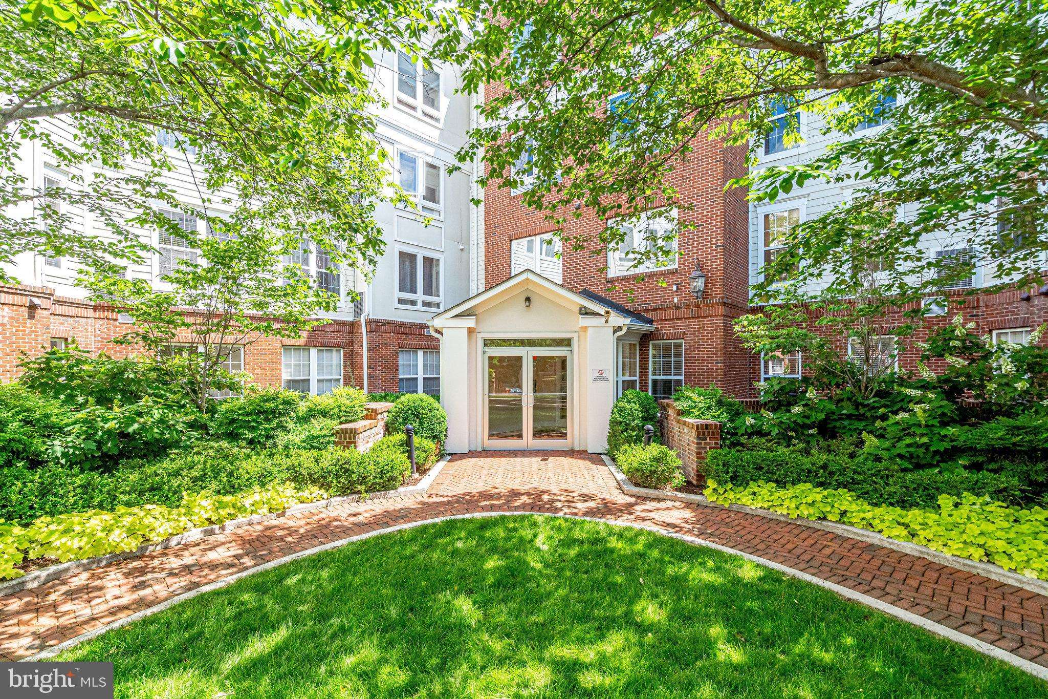 Arlington, VA 22204,801 S GREENBRIER ST #220