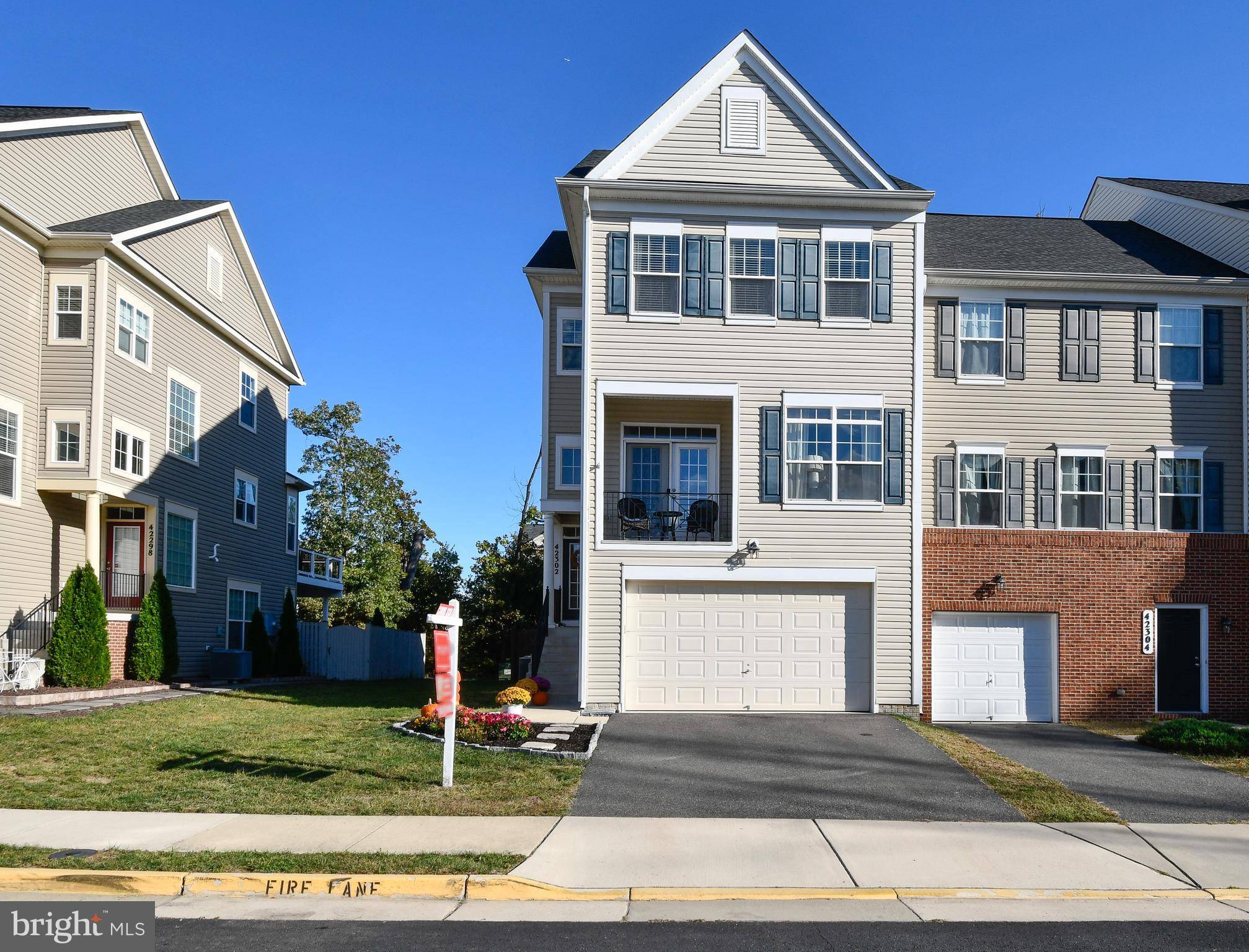 Chantilly, VA 20152,42302 SHOOVER SQ