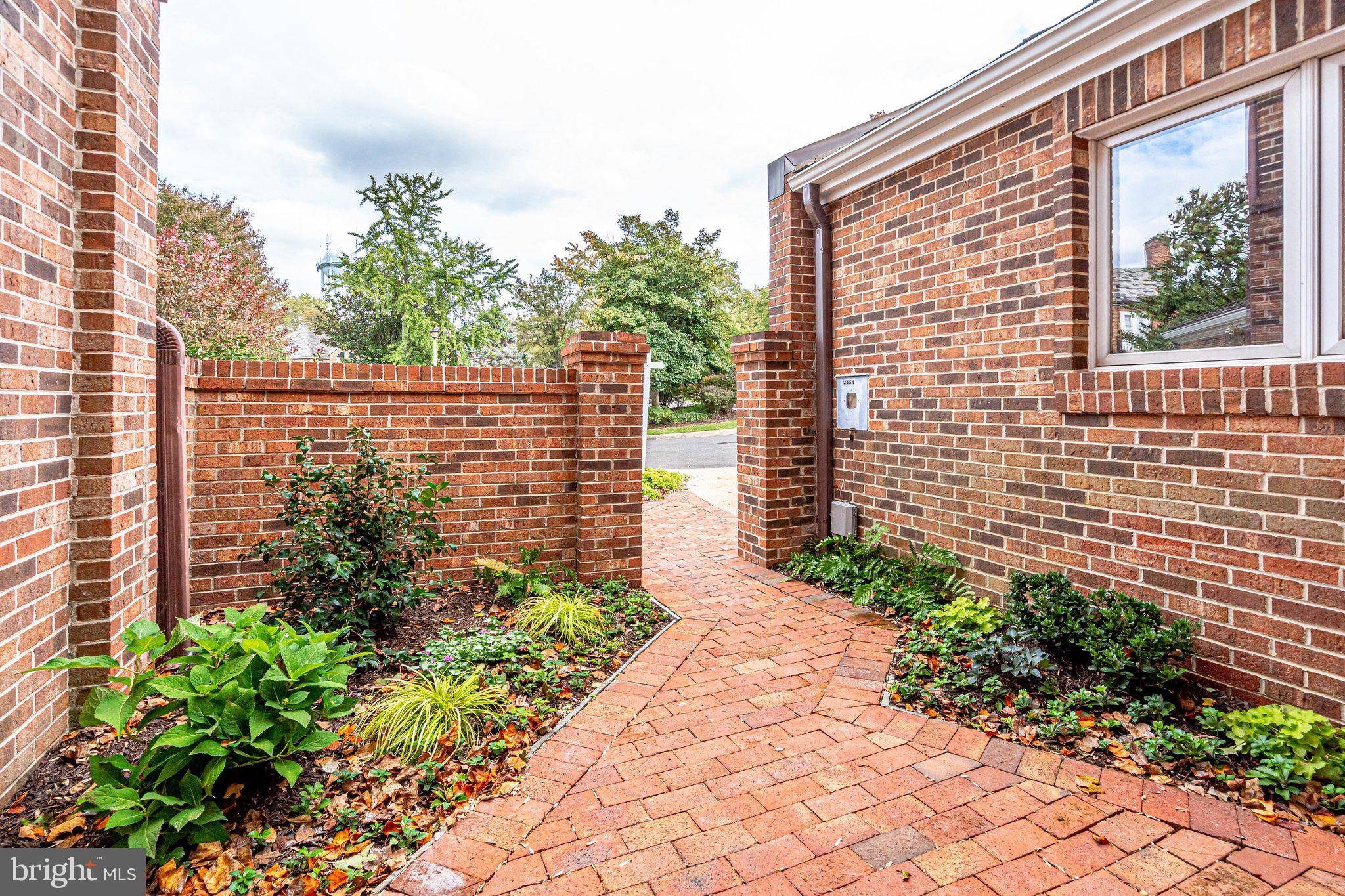 Arlington, VA 22207,2454 N WAKEFIELD CT