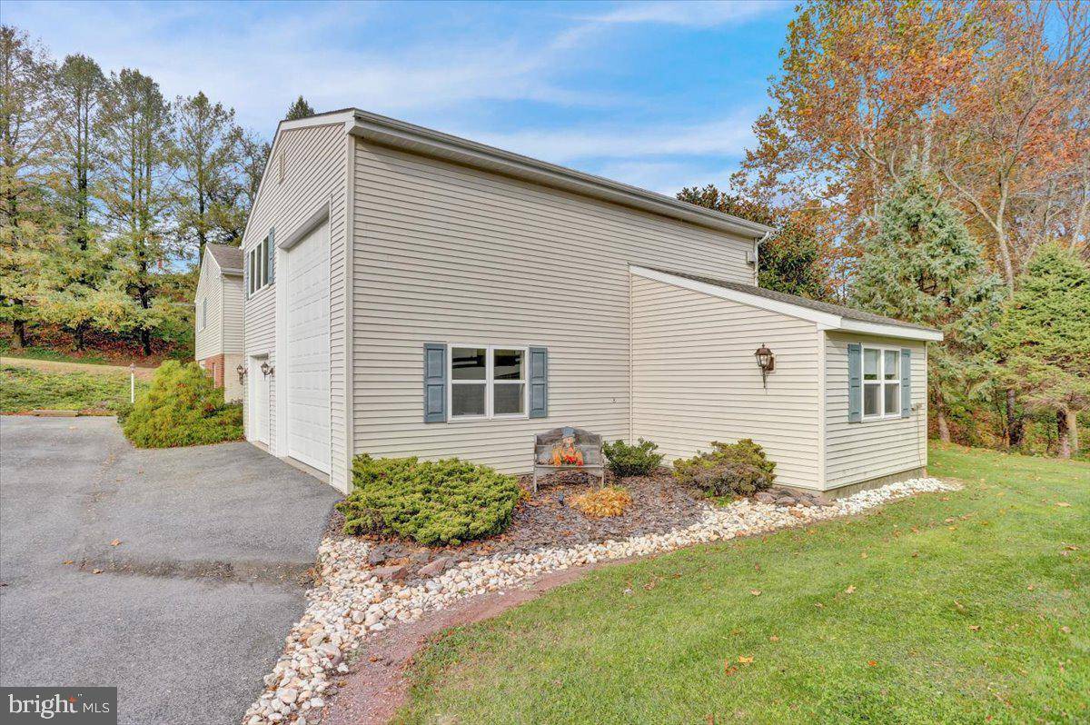 Mohnton, PA 19540,7 TEASEL LN