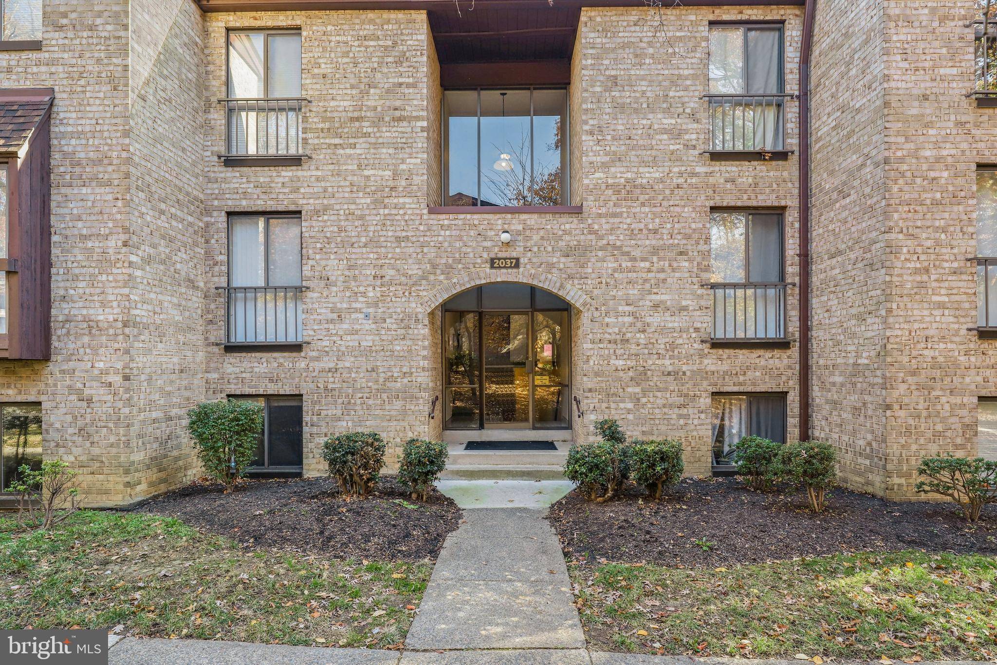 Reston, VA 20191,2037 ROYAL FERN CT #1B