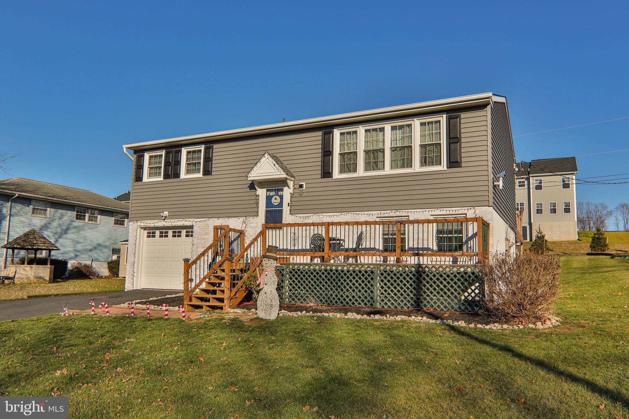 Pennsburg, PA 18073,1020 LAKEVIEW TER