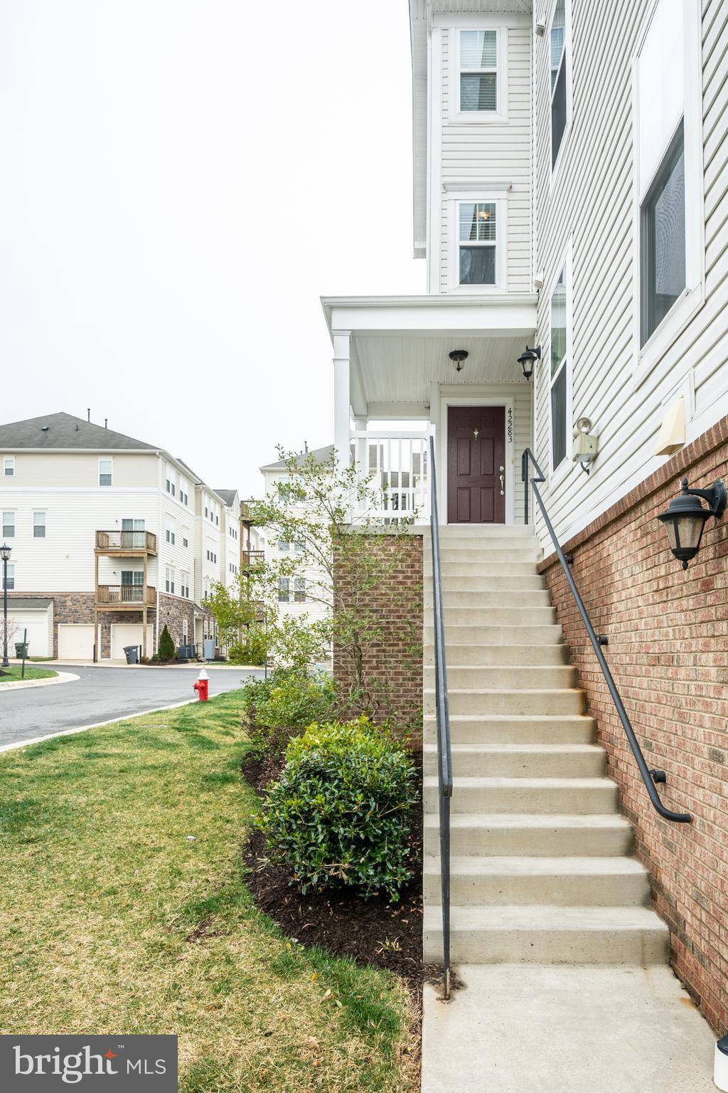 Aldie, VA 20105,42283 CANARY GRASS SQ