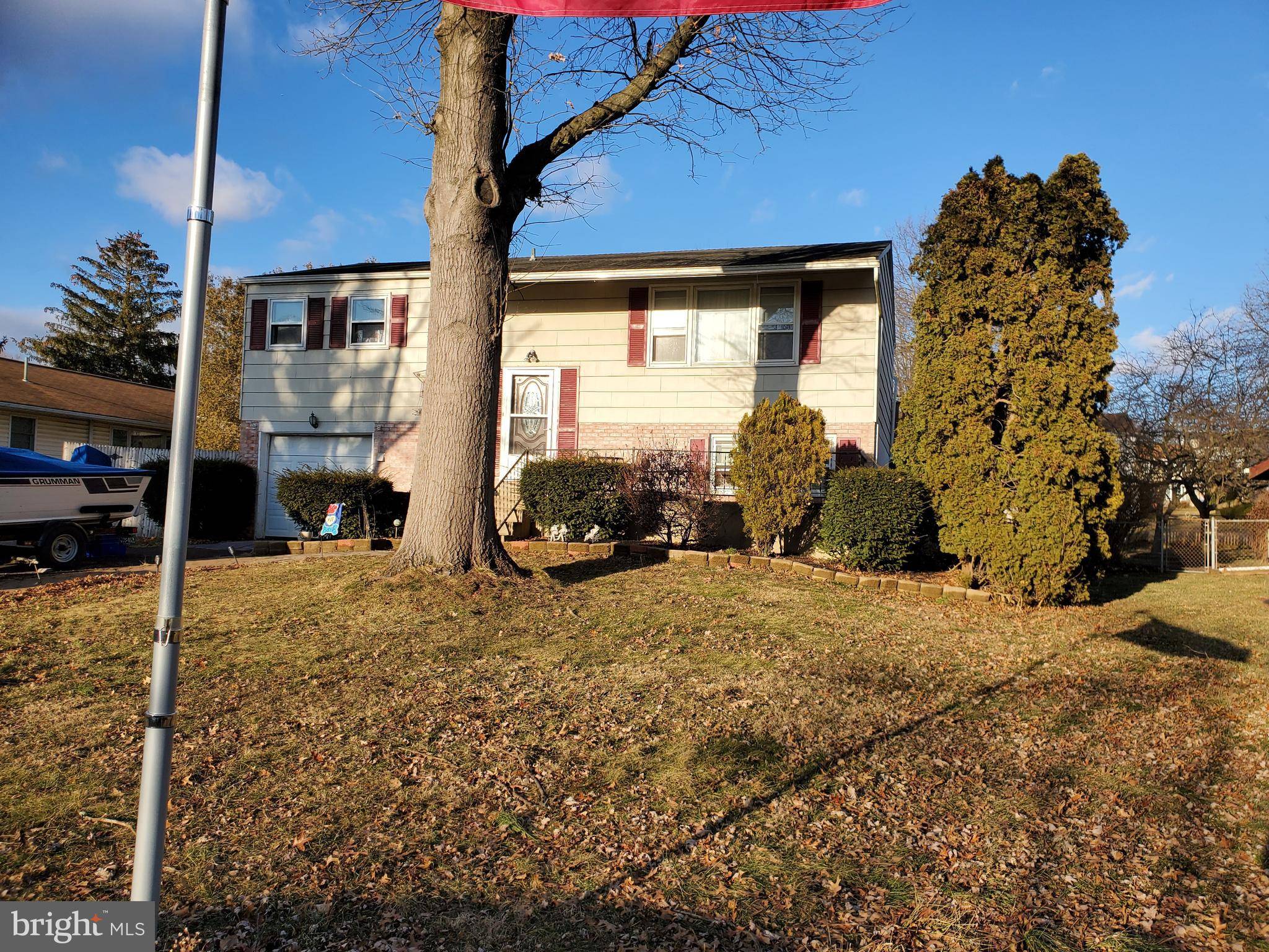 Pennsburg, PA 18073,1002 LAKE LN