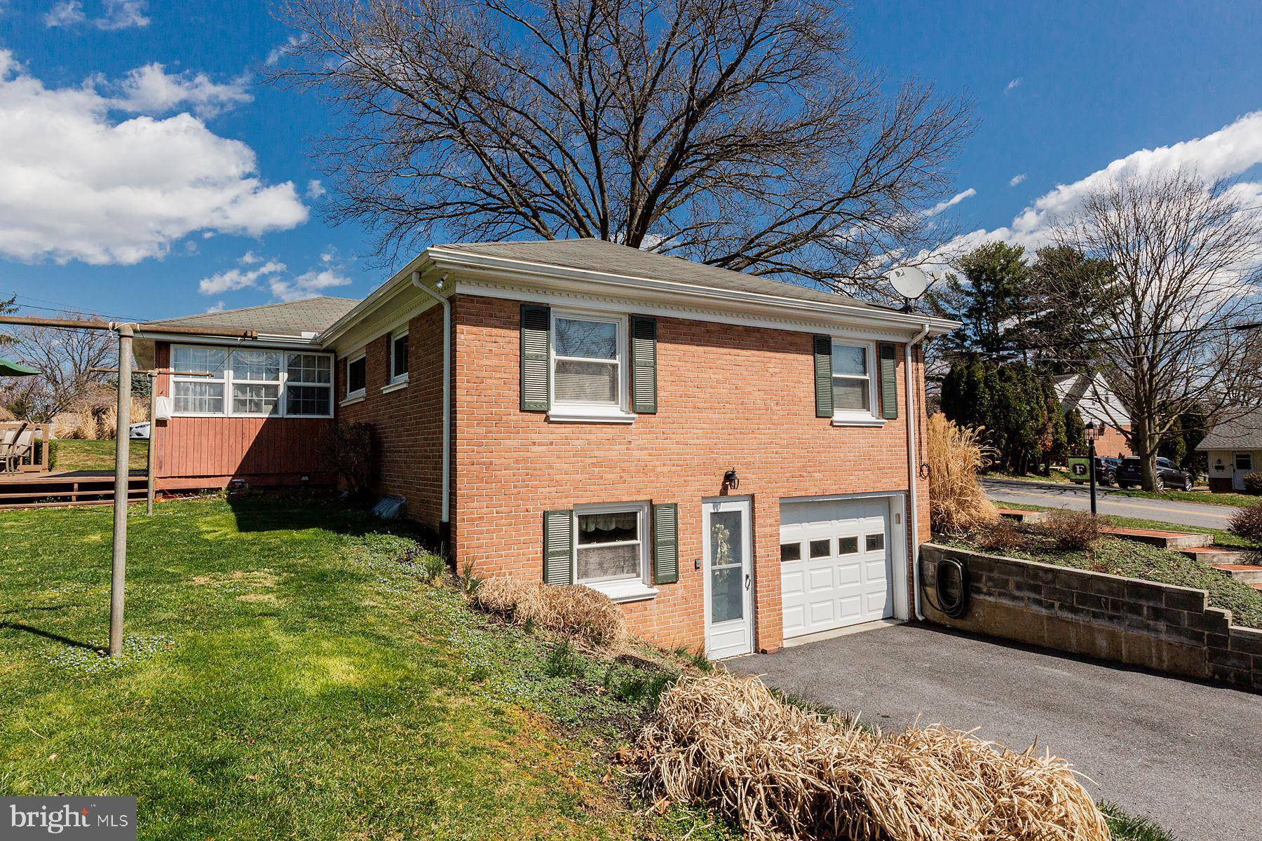 Lancaster, PA 17603,1716 MANOR RIDGE DR