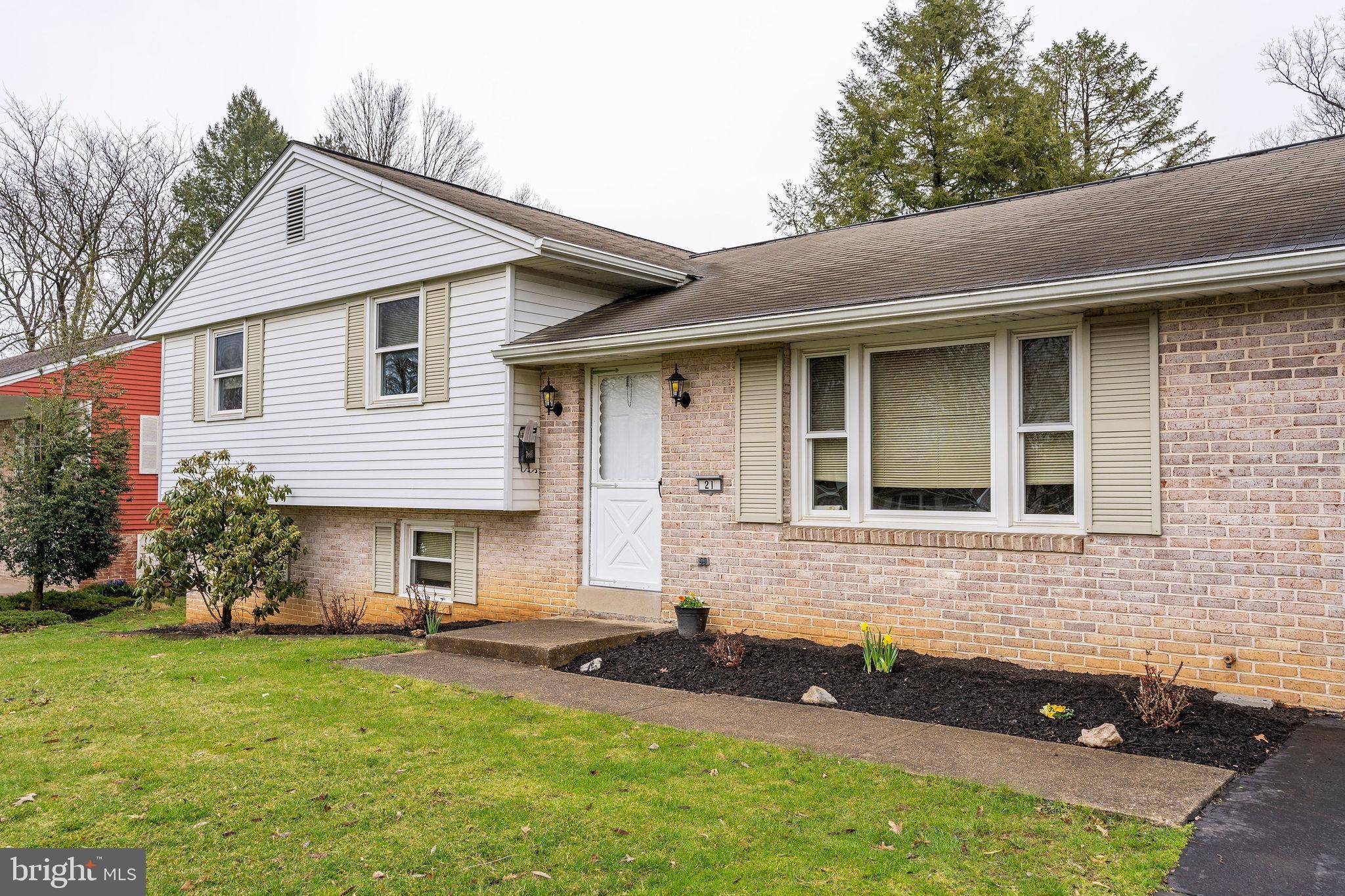 Leola, PA 17540,21 MEADOW VIEW DR