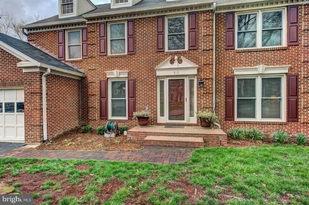 Herndon, VA 20170,813 SPRING KNOLL DR