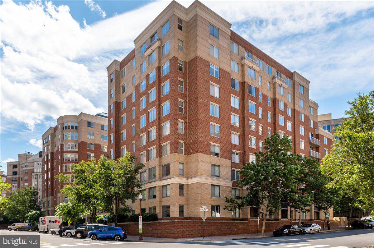 Arlington, VA 22203,3830 9TH ST N #109W