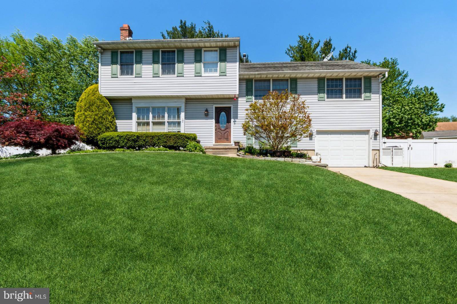 Delran, NJ 08075,239 SPLIT RAIL CT