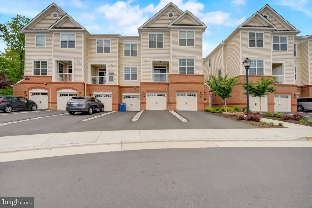 Ashburn, VA 20148,23245 MILLTOWN KNOLL SQ #107