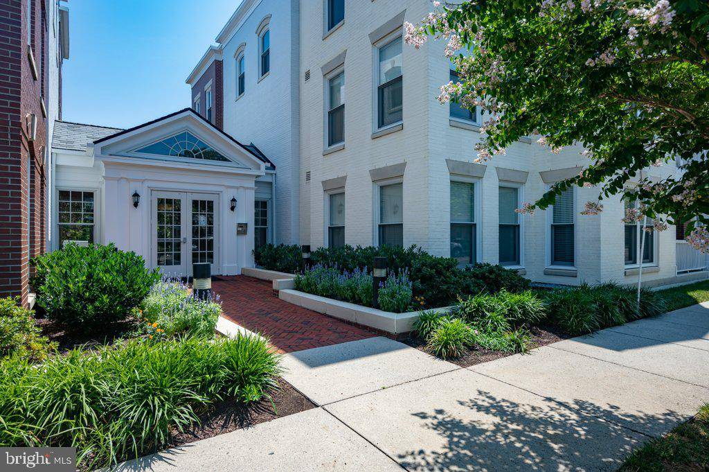 Alexandria, VA 22314,910 POWHATAN ST #305N