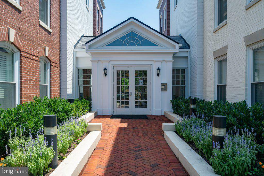 Alexandria, VA 22314,910 POWHATAN ST #305N