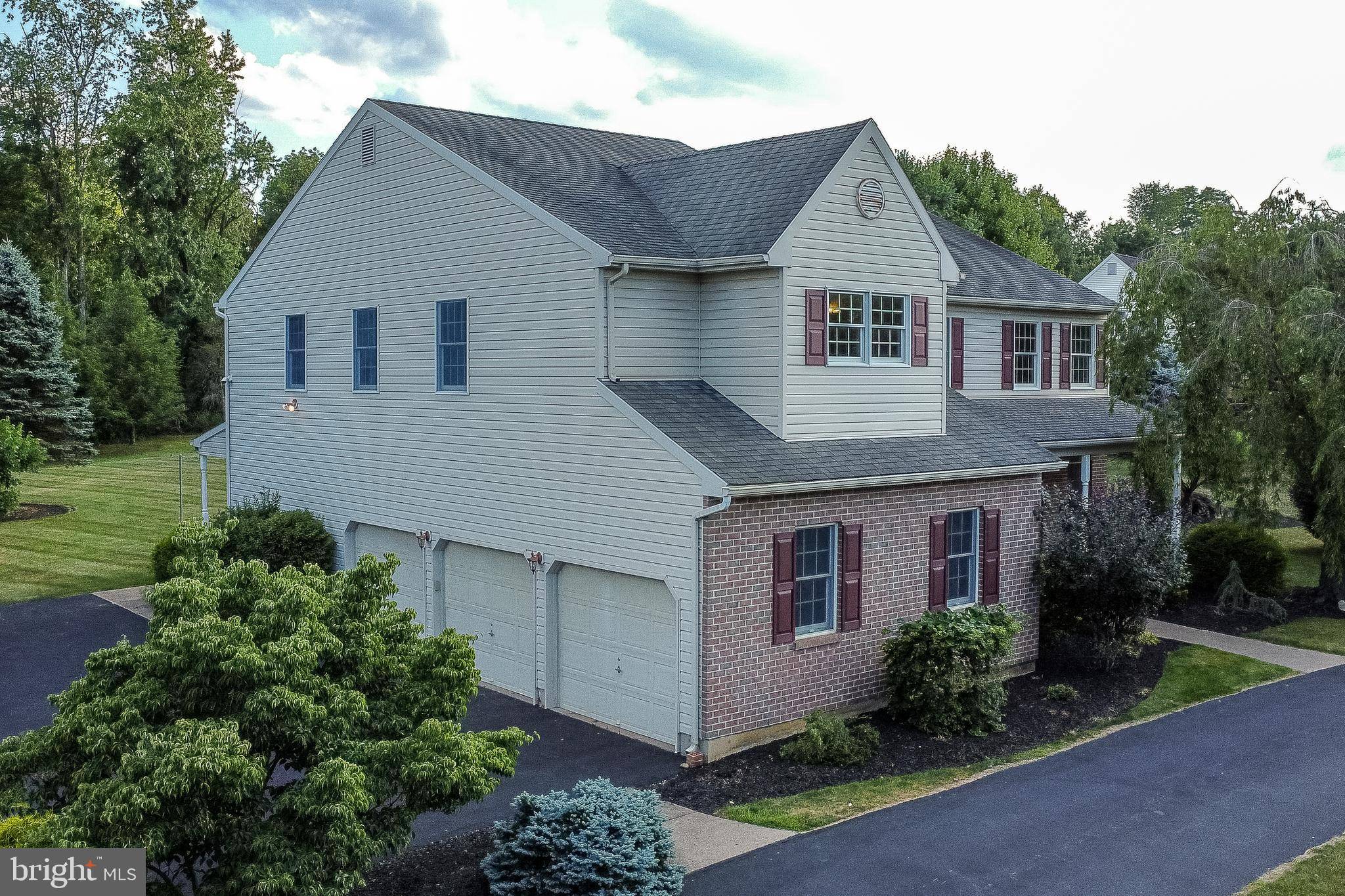 Hellertown, PA 18055,1882 MILL RUN CT