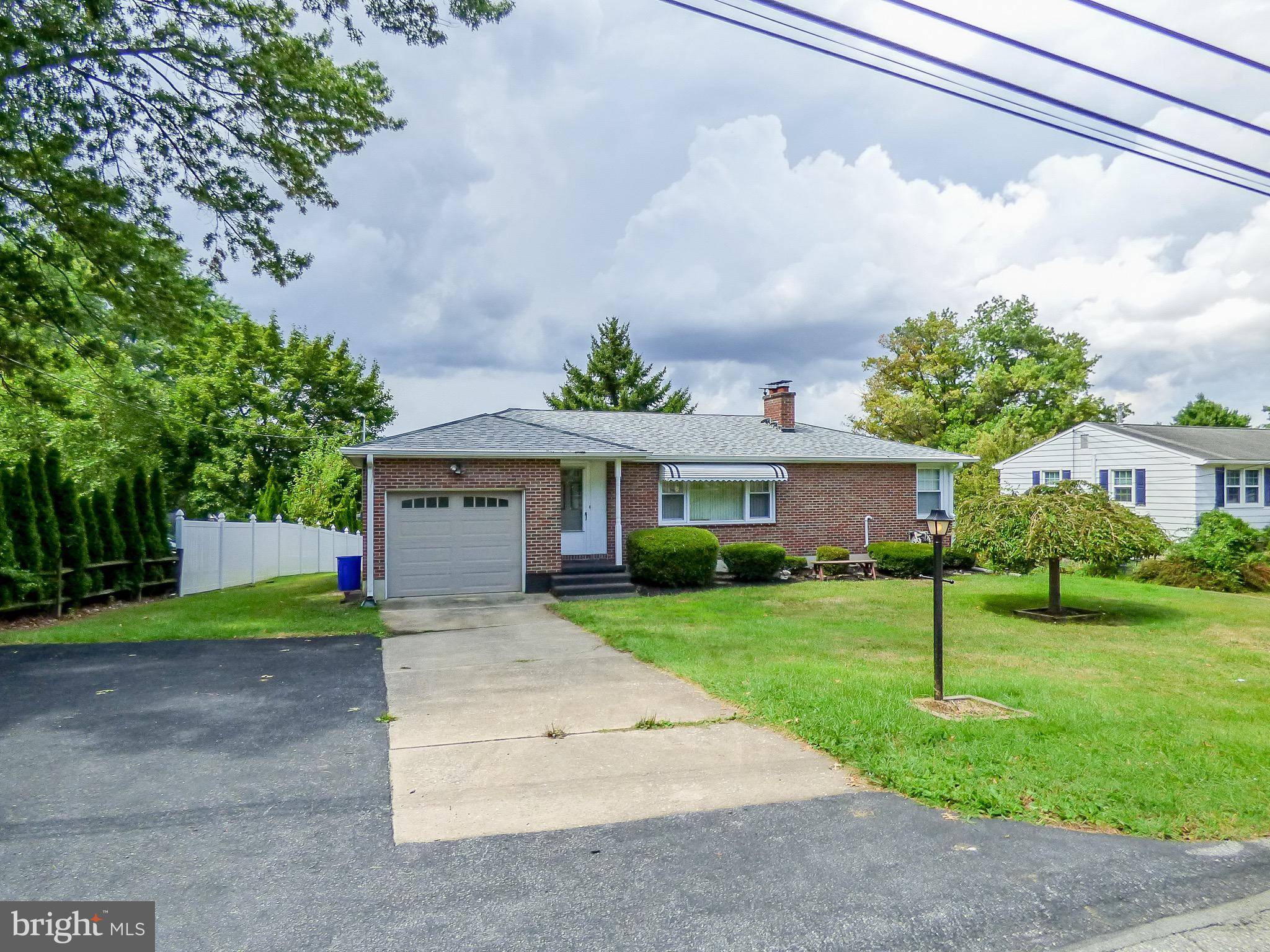 York, PA 17406,525 WOODLAND VIEW DR