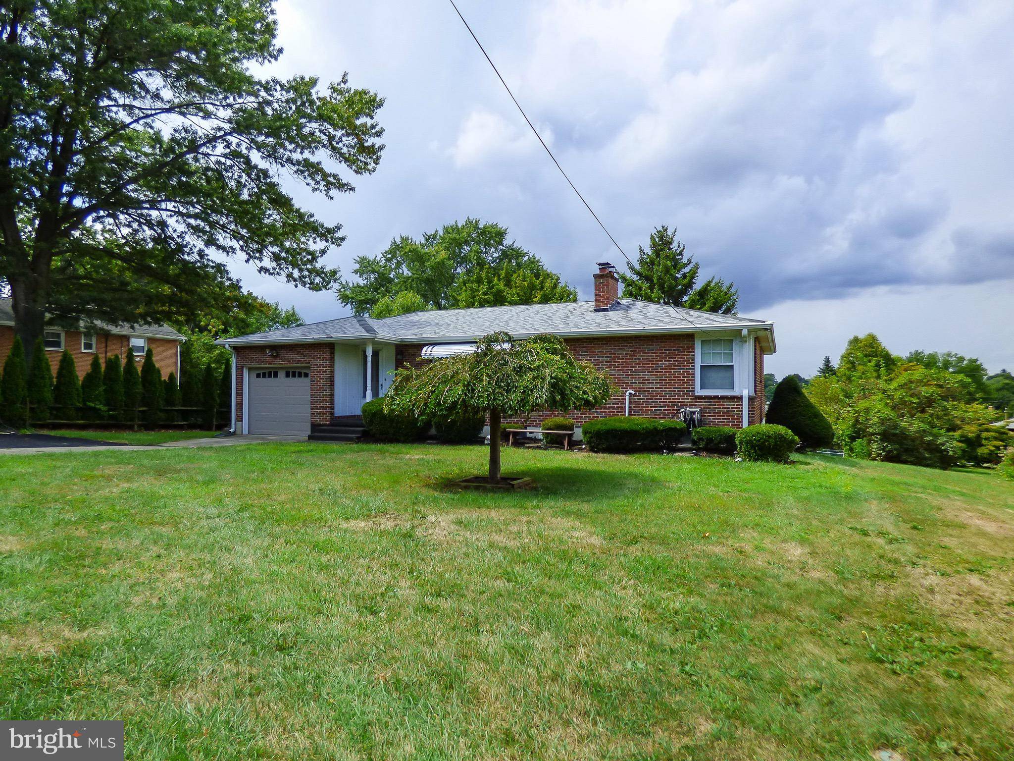 York, PA 17406,525 WOODLAND VIEW DR