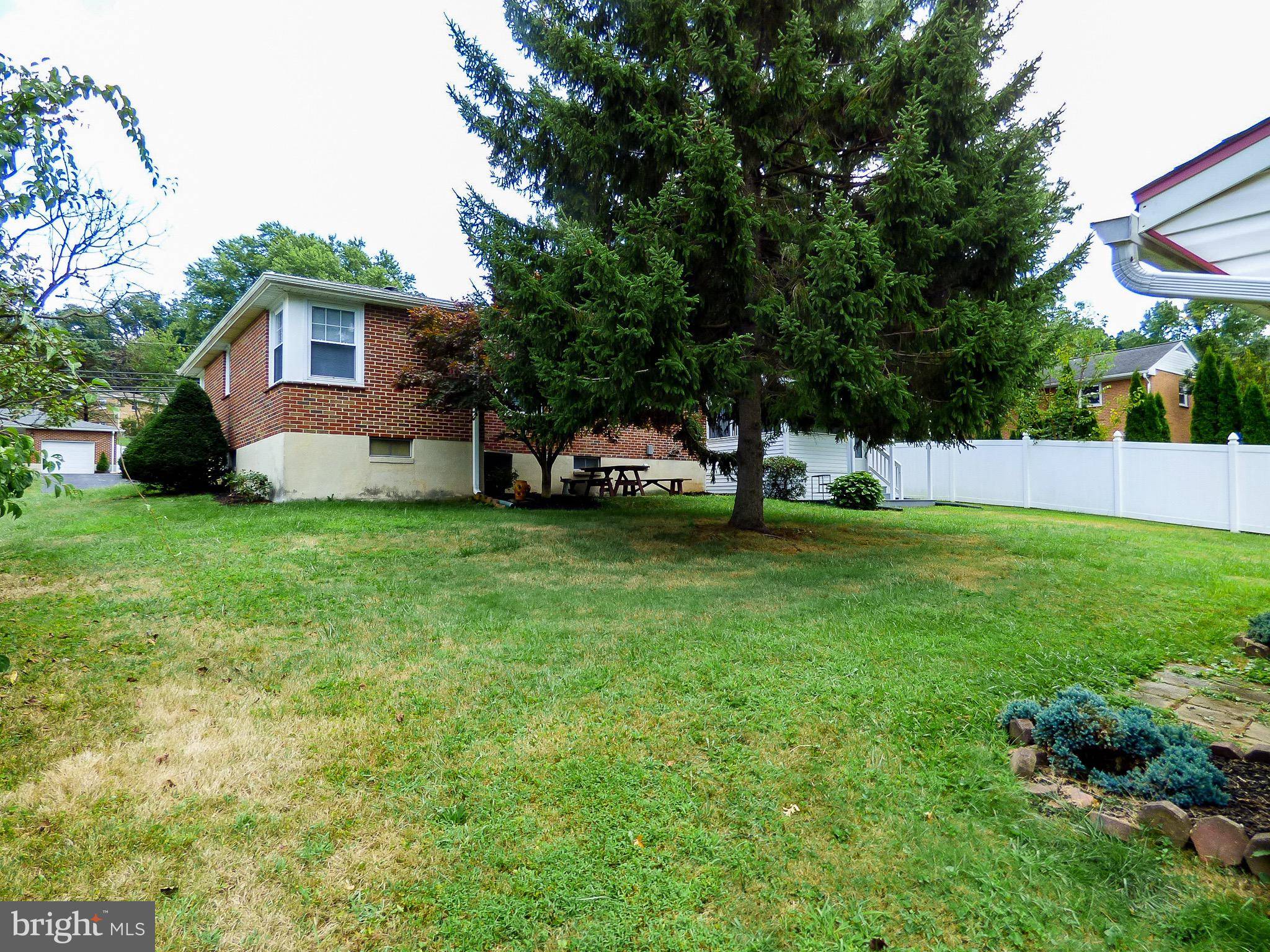 York, PA 17406,525 WOODLAND VIEW DR