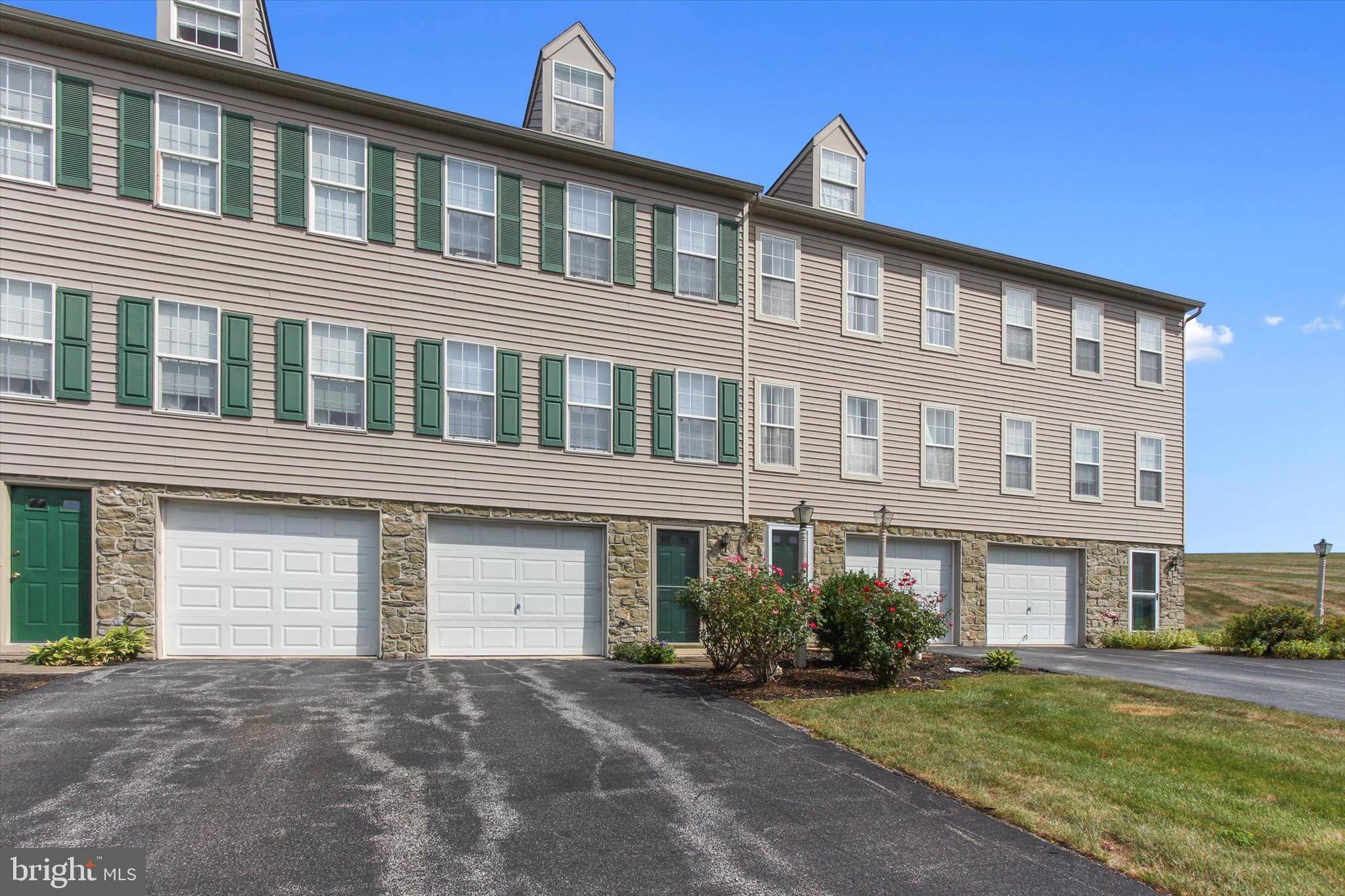 York, PA 17404,1052 HEARTHRIDGE LN