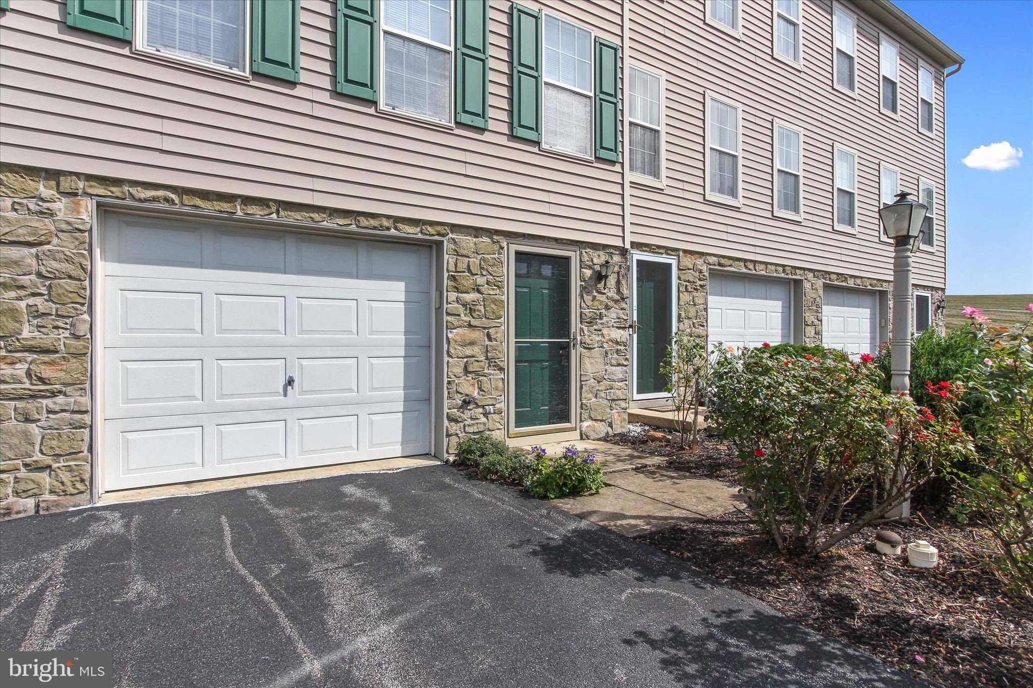 York, PA 17404,1052 HEARTHRIDGE LN