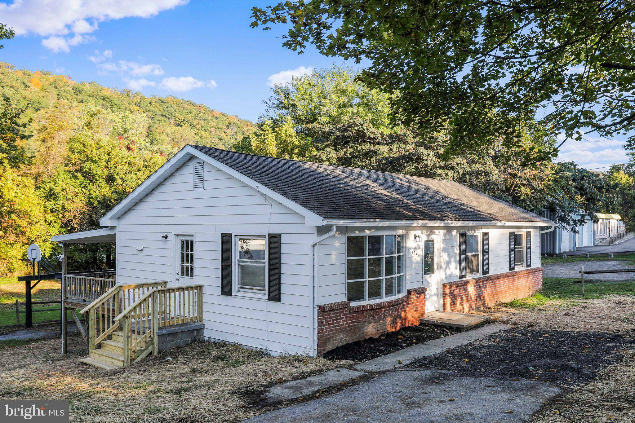 Berkeley Springs, WV 25411,862 S WASHINGTON ST