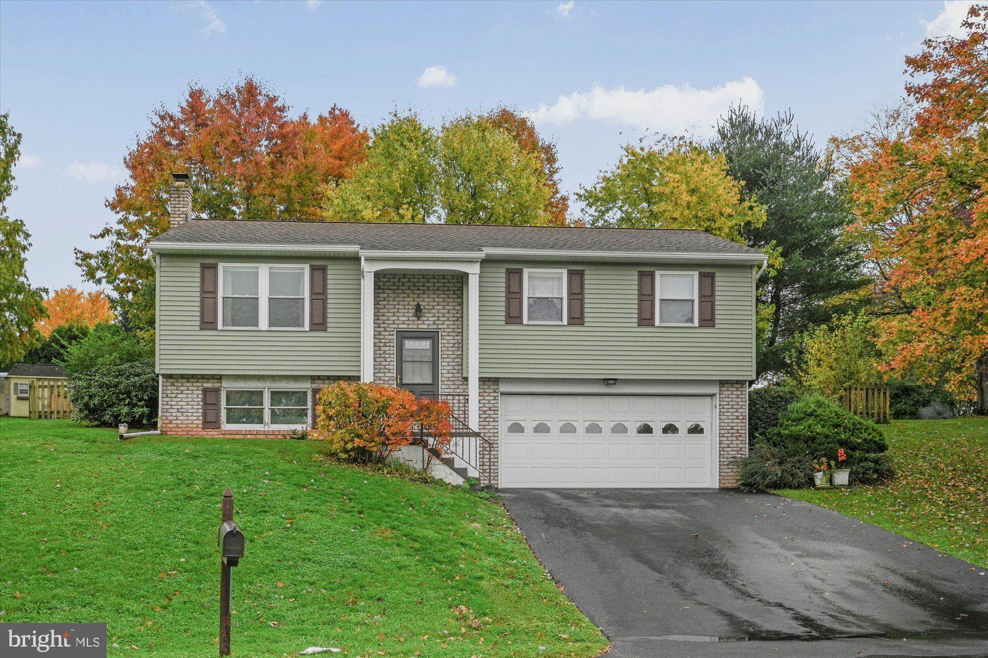 Stevens, PA 17578,975 DANIEL DR