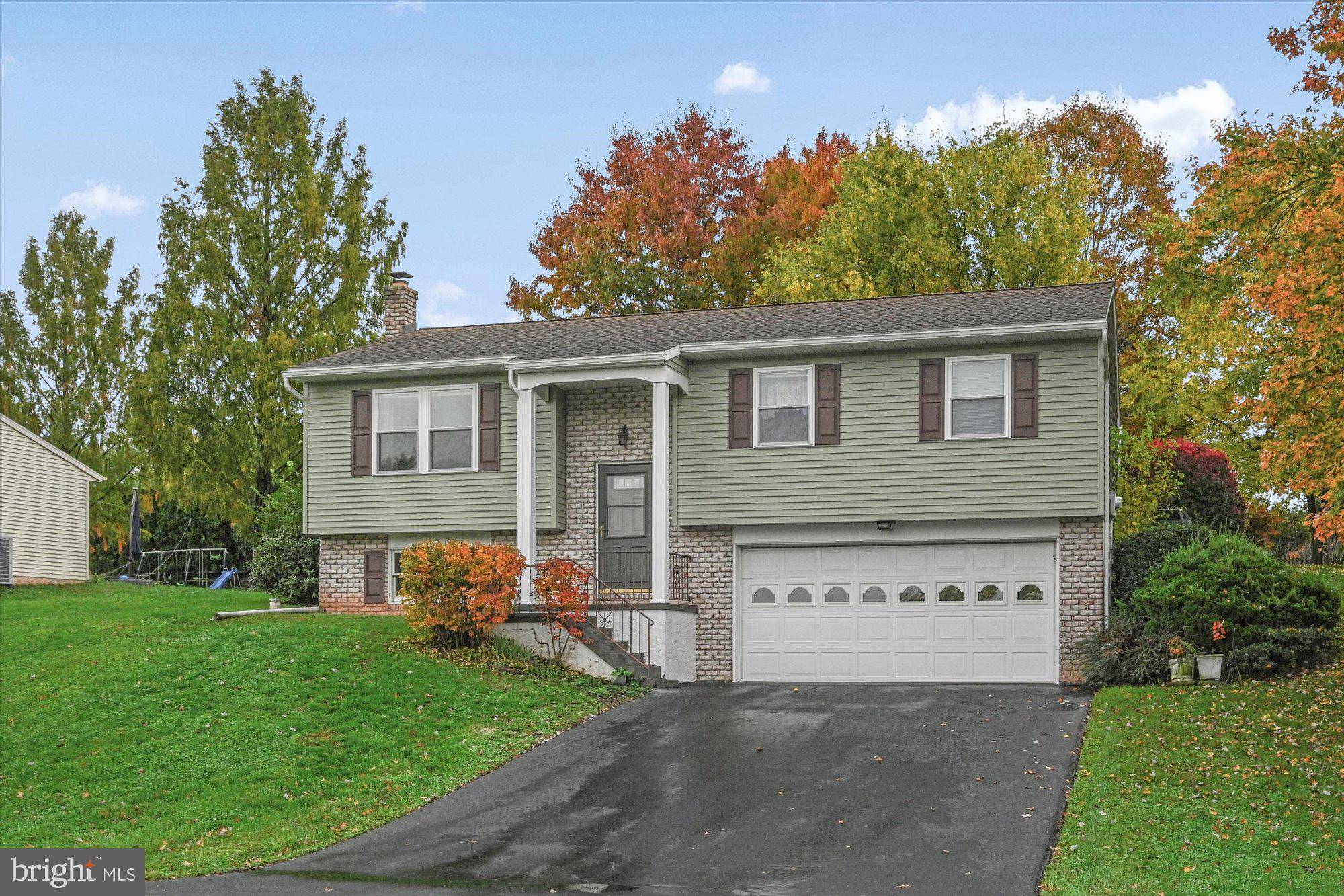 Stevens, PA 17578,975 DANIEL DR