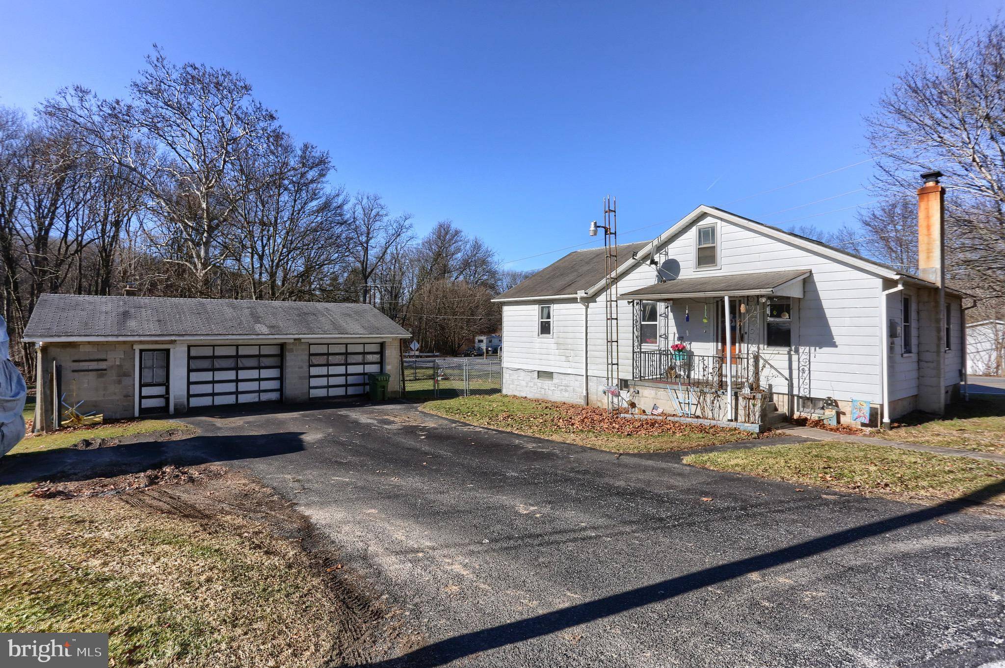 Pine Grove, PA 17963,2 LOVERS LN