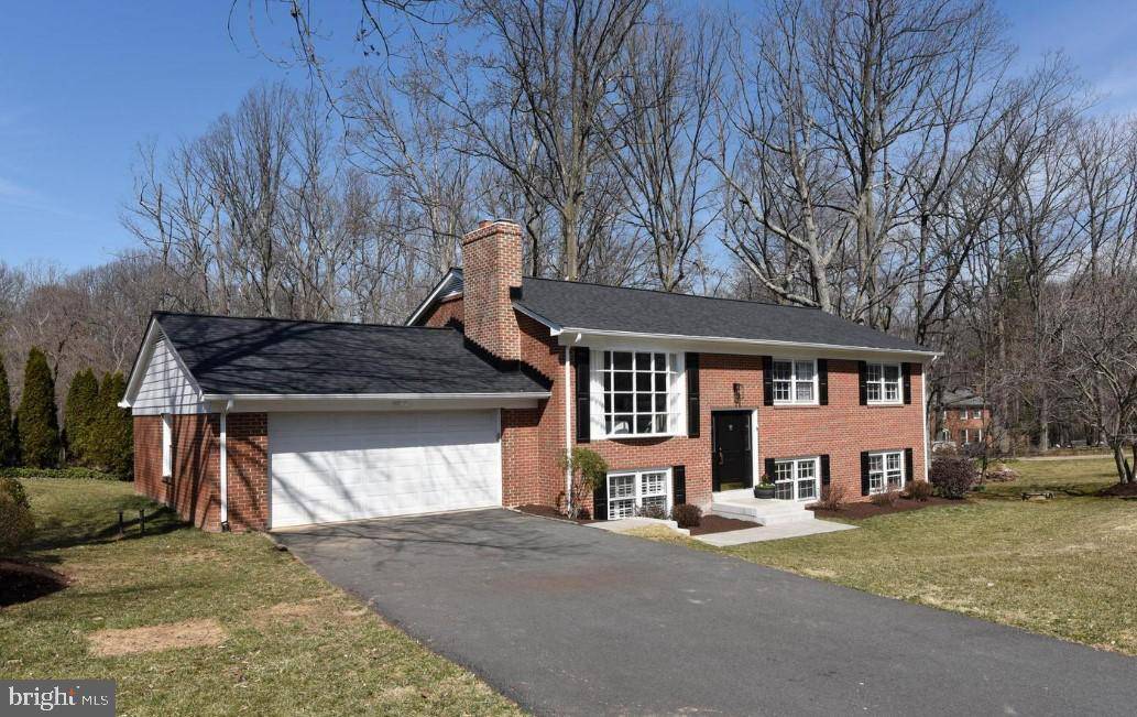 Oakton, VA 22124,3385 HICKORY HILLS DR