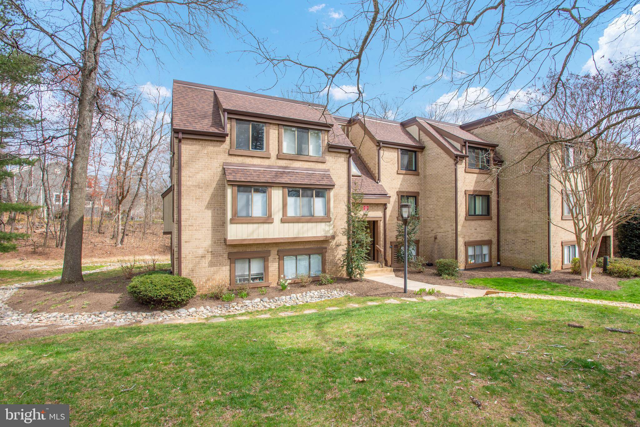 Reston, VA 20190,1655 PARKCREST CIR #6A/301