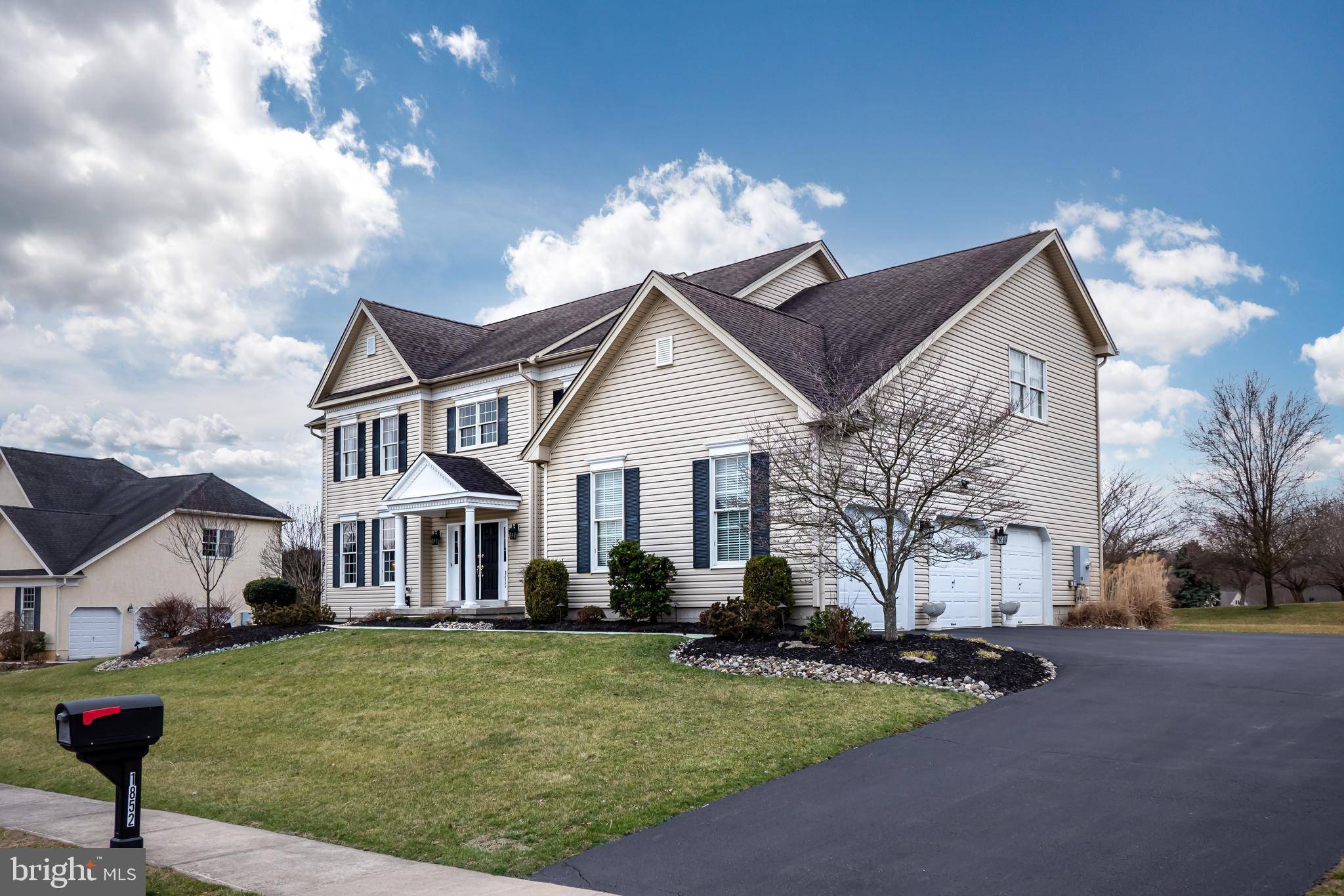 Hellertown, PA 18055,1852 VIOLA LN