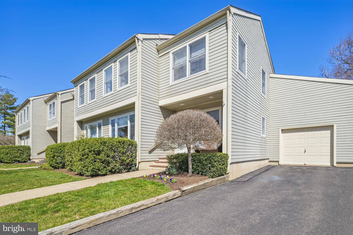 Rocky Hill, NJ 08553,404 KNOLL WAY