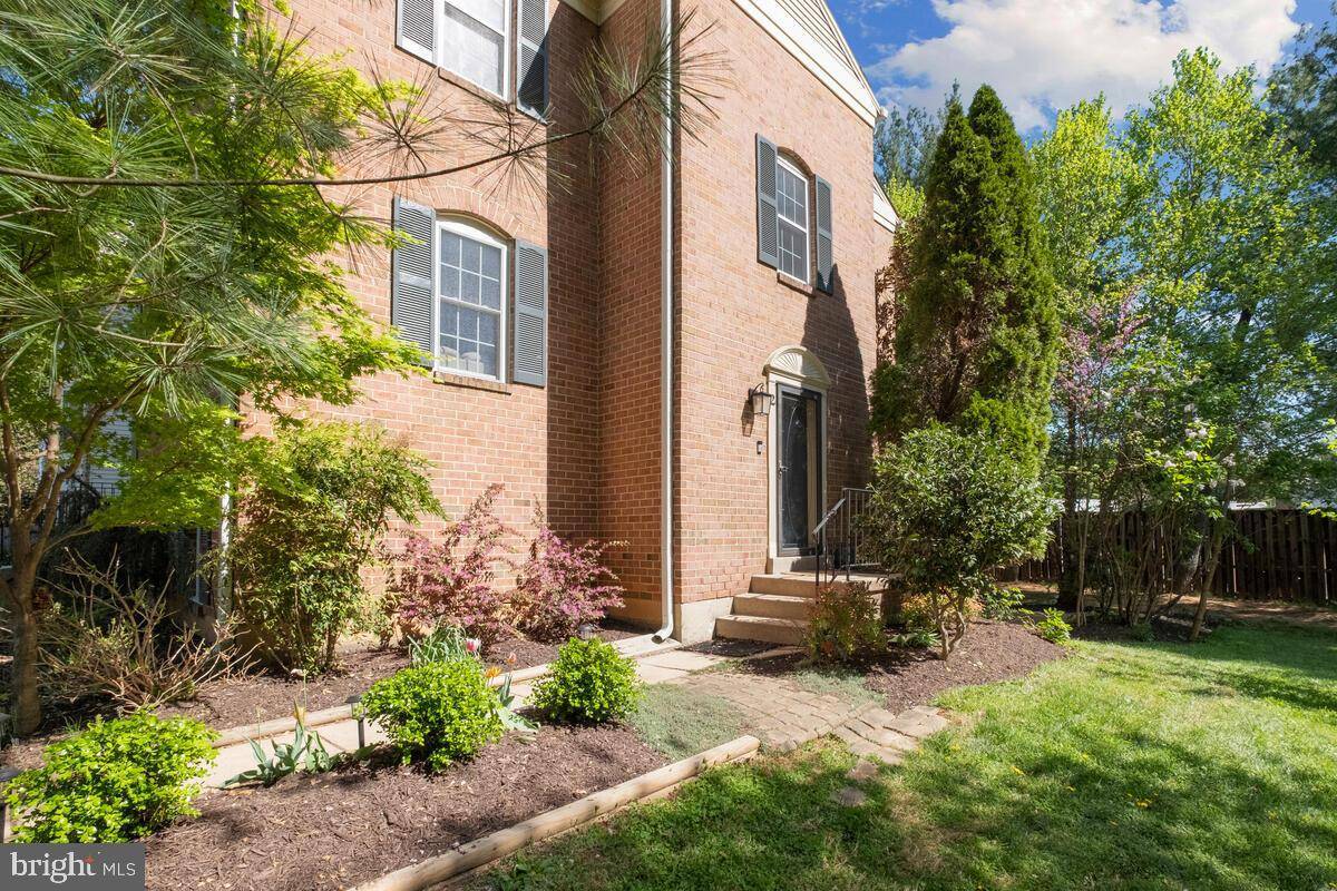 Gaithersburg, MD 20878,2 NARROWLEAF CT