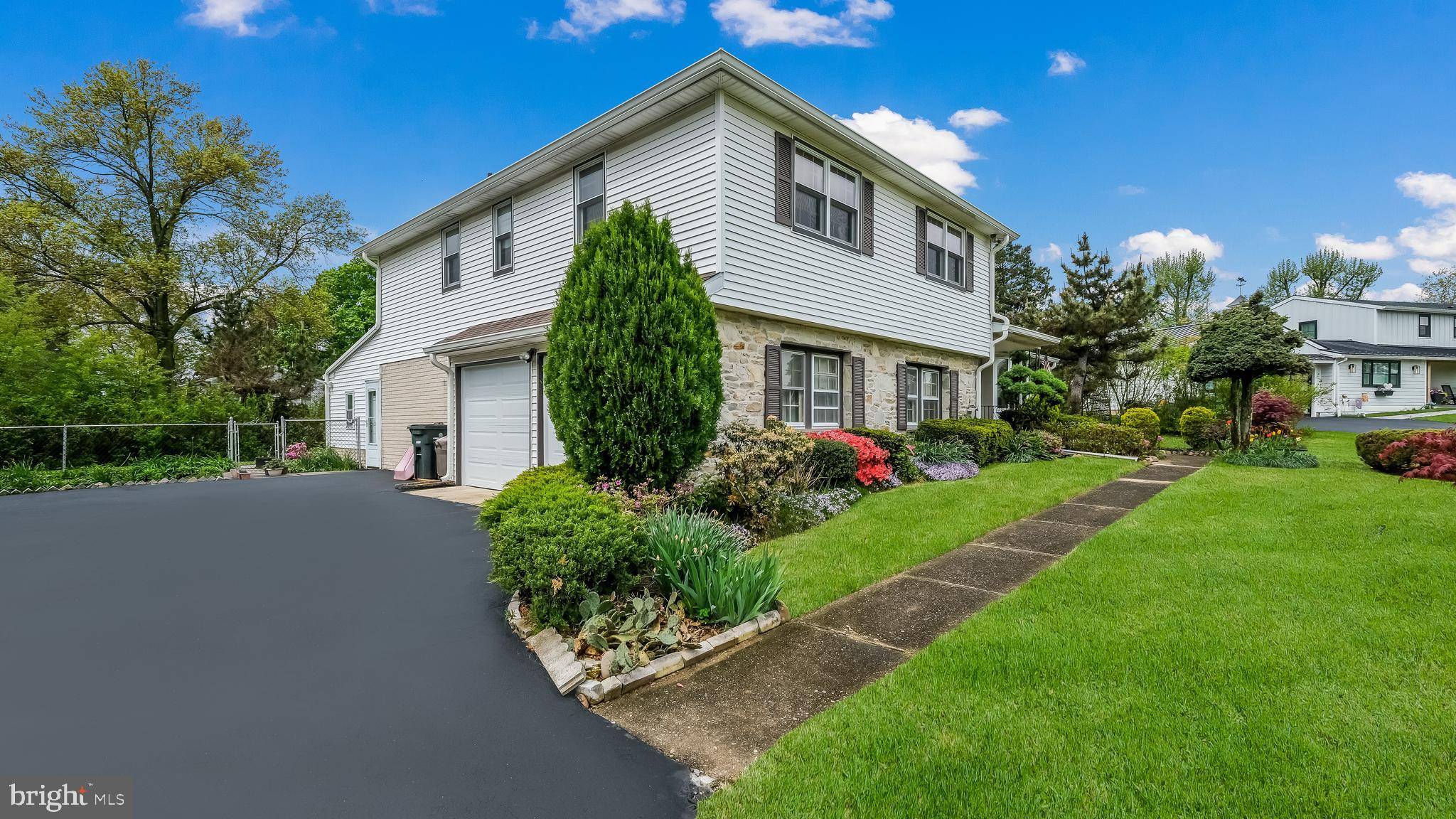 Huntingdon Valley, PA 19006,876 RED WING LN