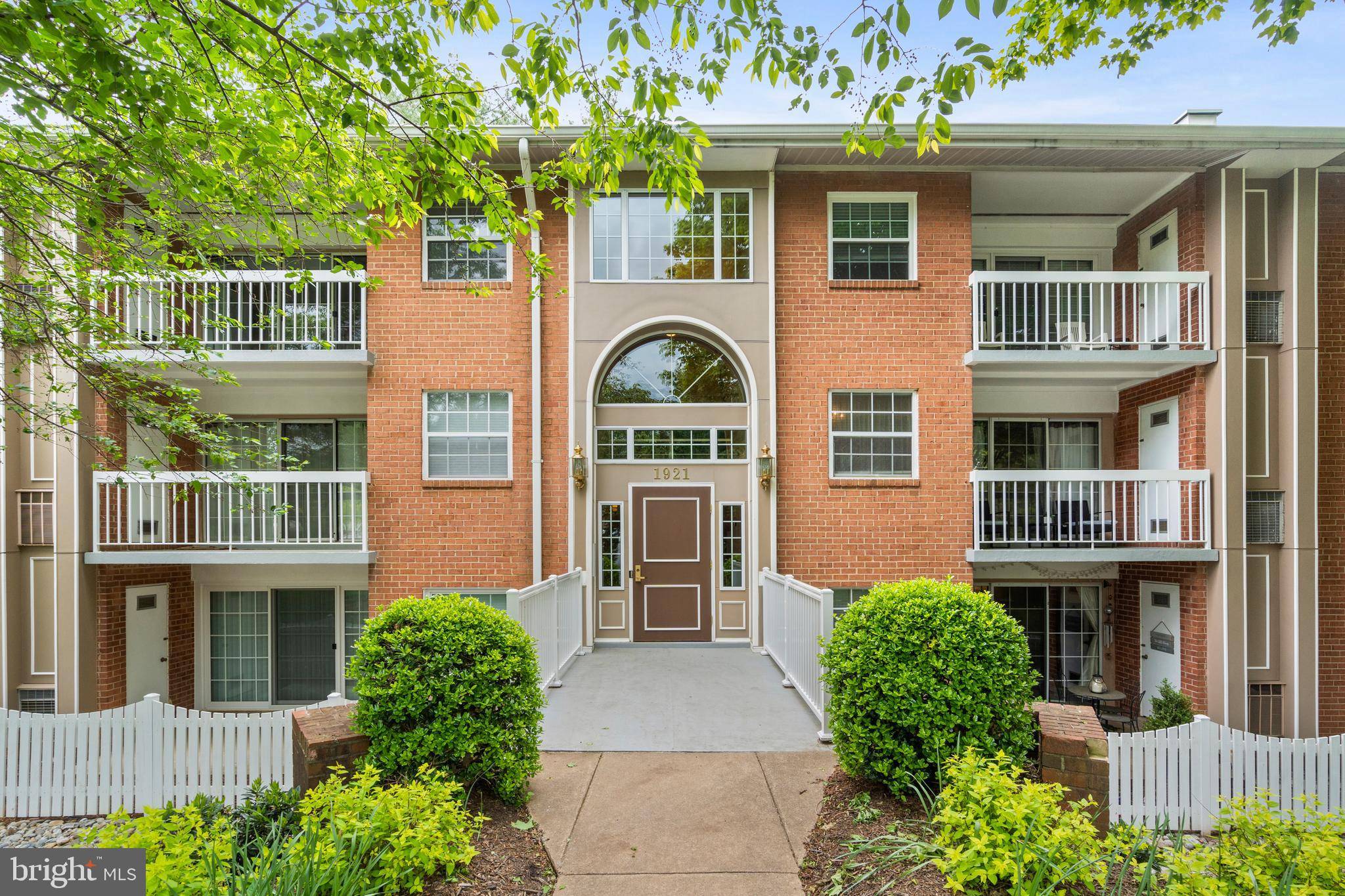 Mclean, VA 22102,1921 WILSON LN #302