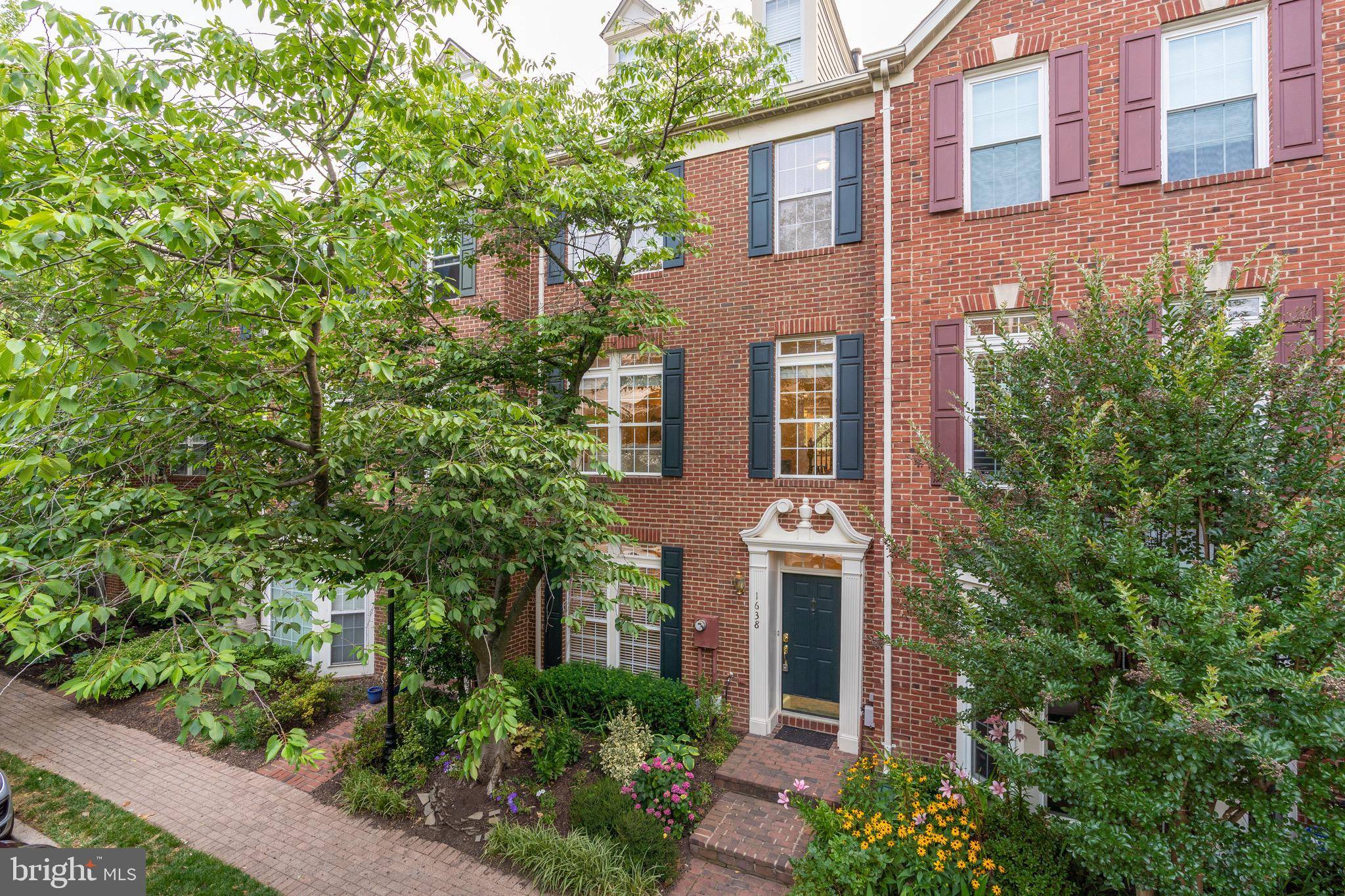 Alexandria, VA 22314,1638 HUNTING CREEK DR