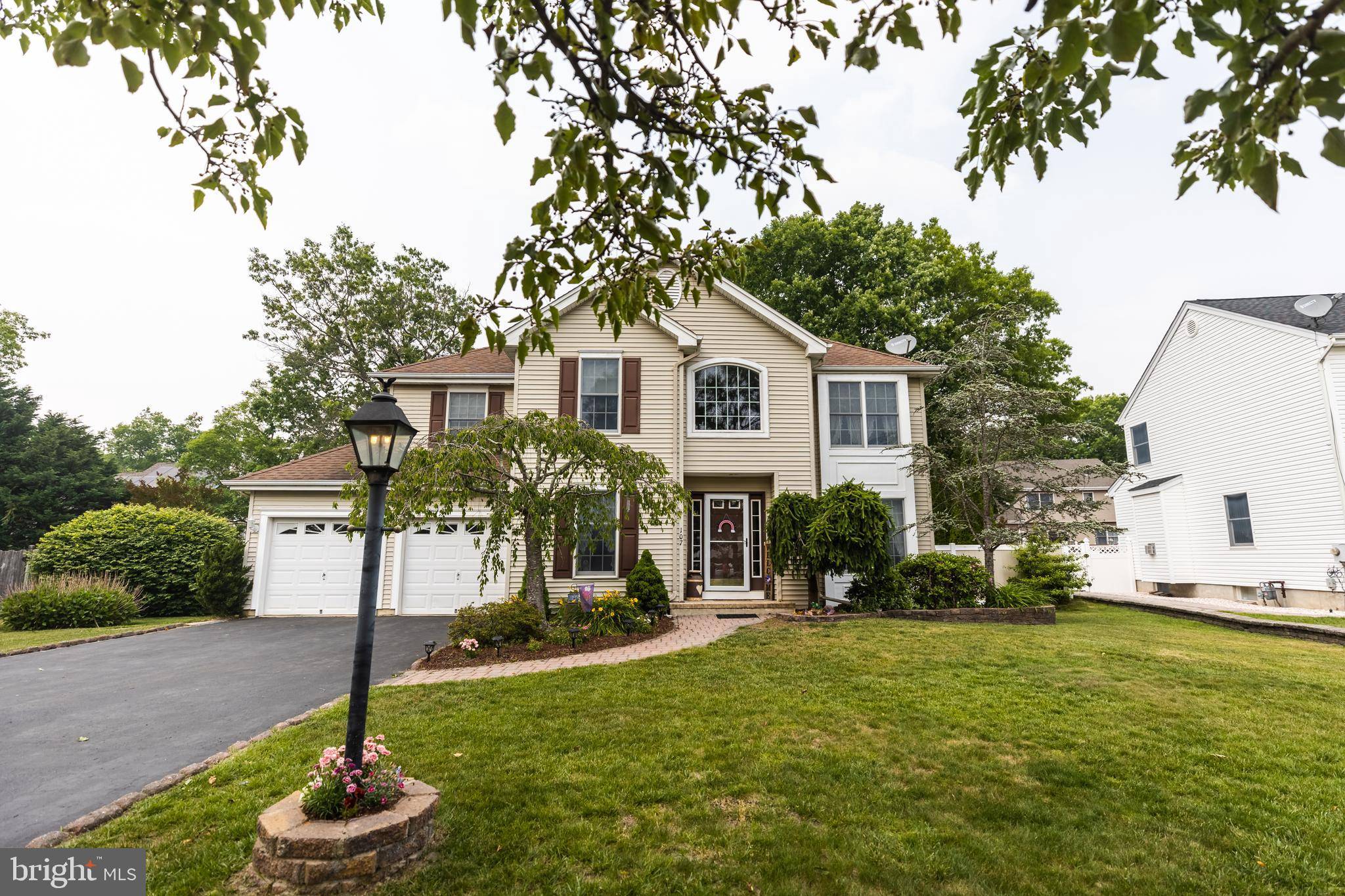 Manahawkin, NJ 08050,107 THOUSAND OAK LN