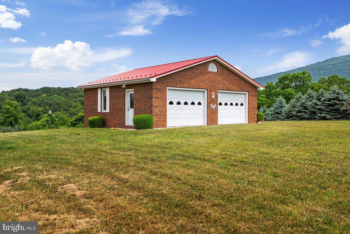 Moorefield, WV 26836,225 HILLTOP LN