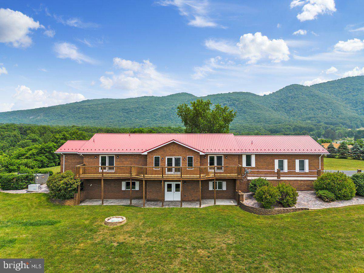 Moorefield, WV 26836,225 HILLTOP LN