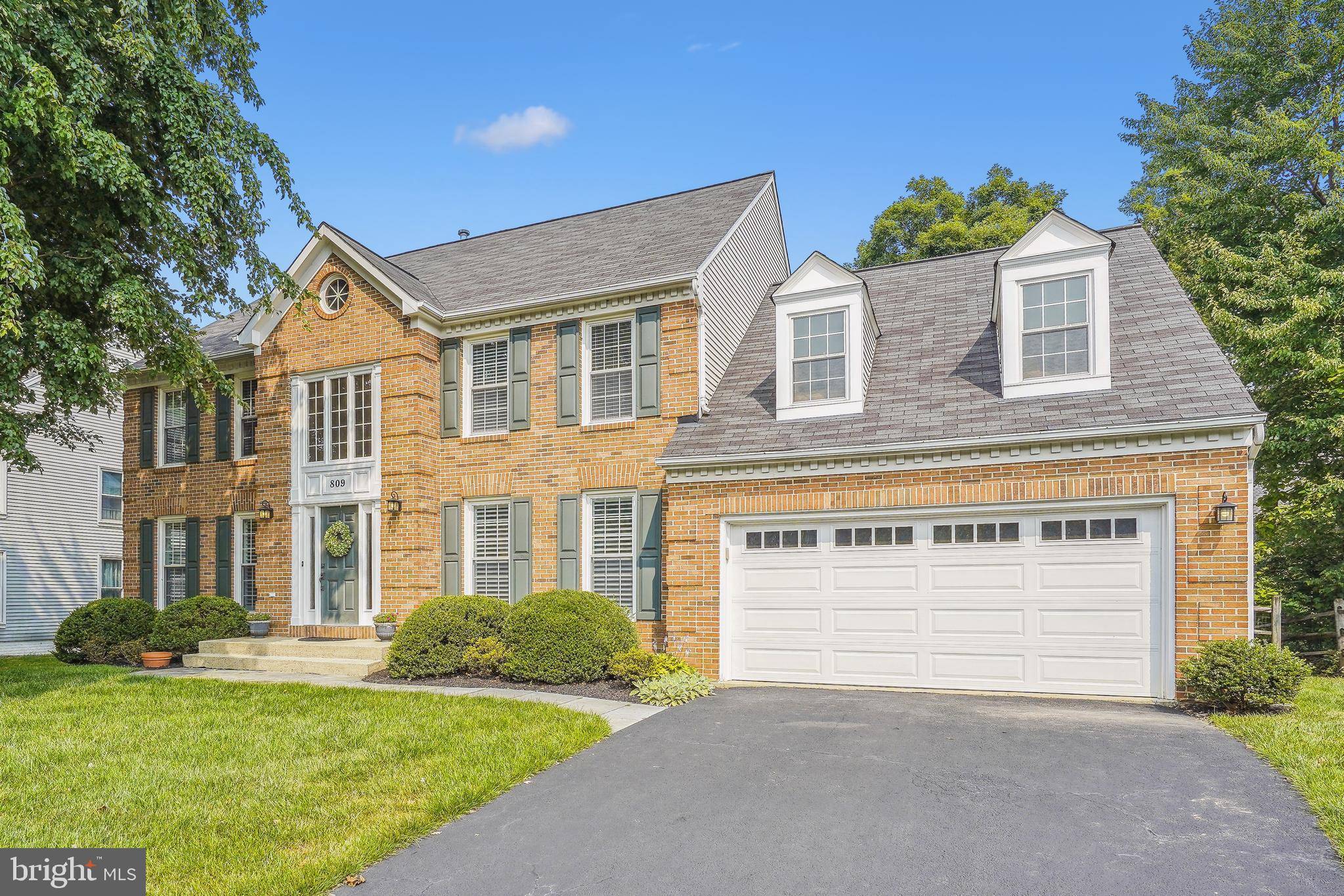 Herndon, VA 20170,809 AUTUMN BREEZE CT