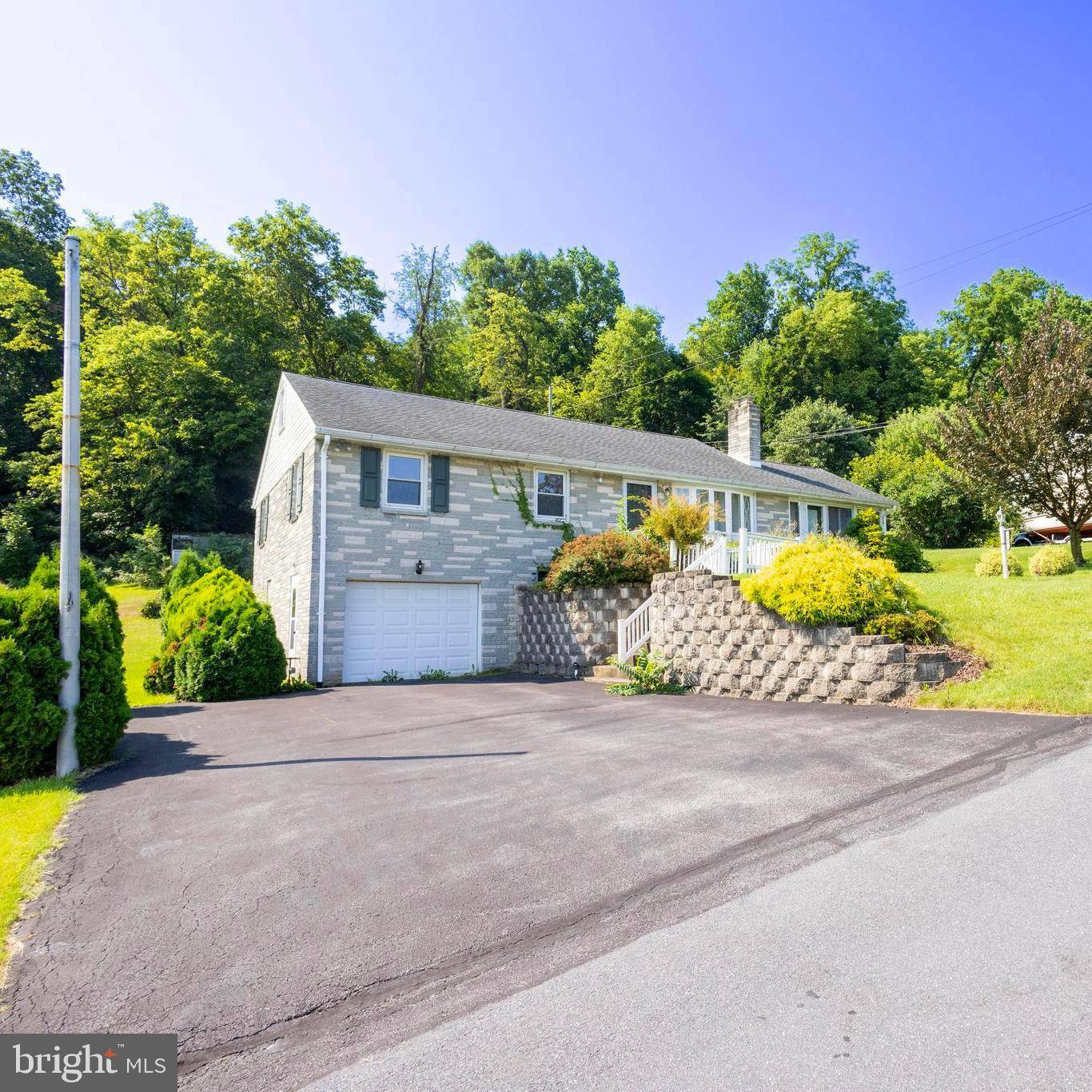 Mount Wolf, PA 17347,735 LOCUST ST