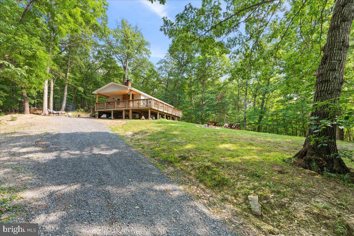 New Market, VA 22844,864 BLACKBERRY LN