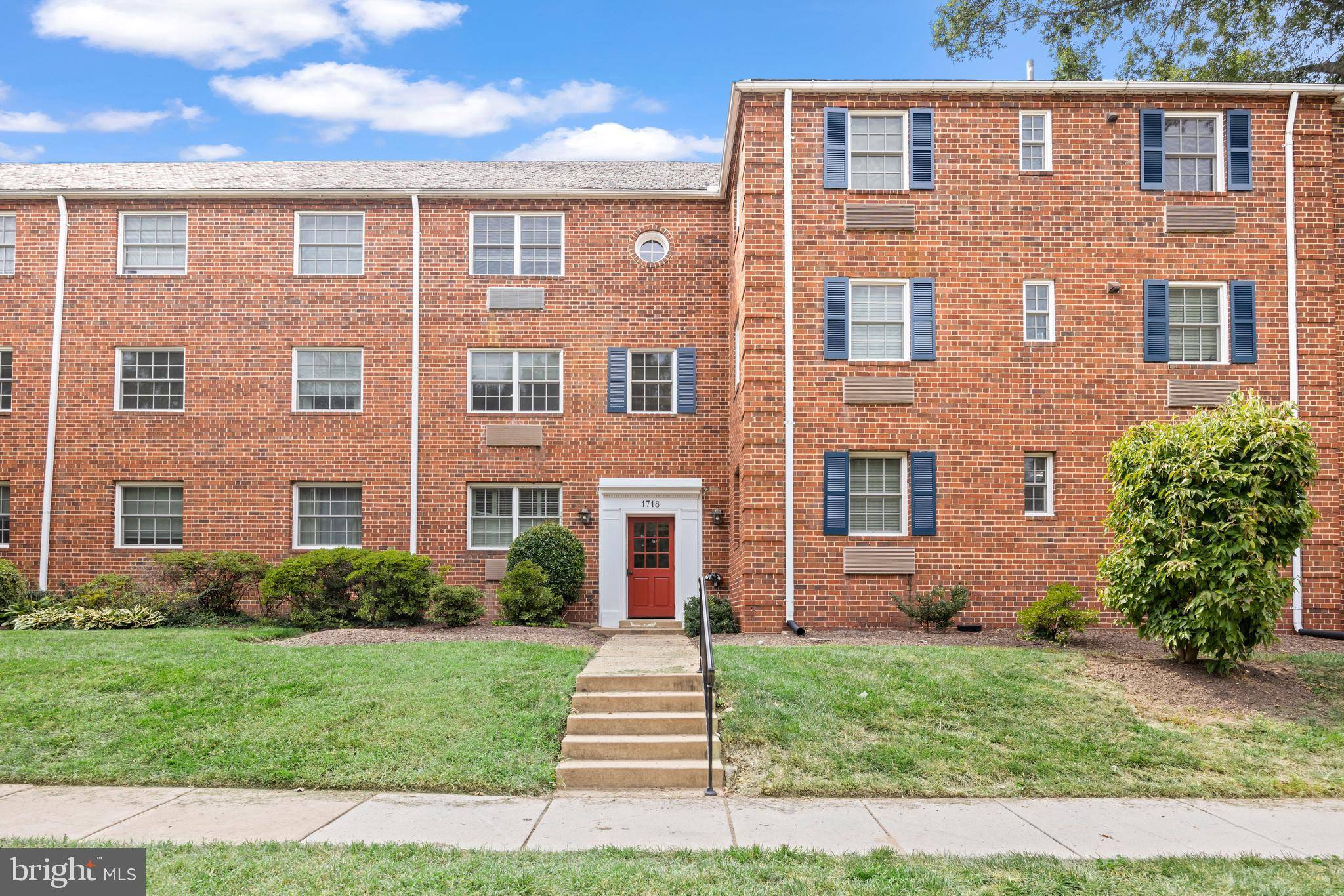 Alexandria, VA 22314,1718 W ABINGDON DR #302