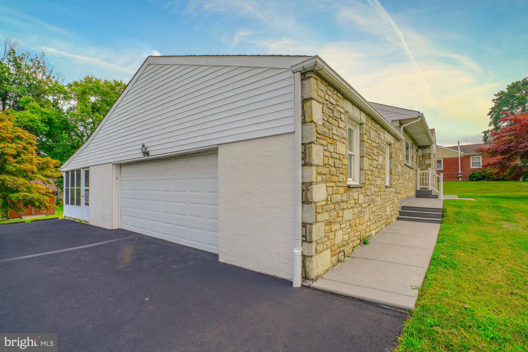 Huntingdon Valley, PA 19006,111 BEECHWOOD DR