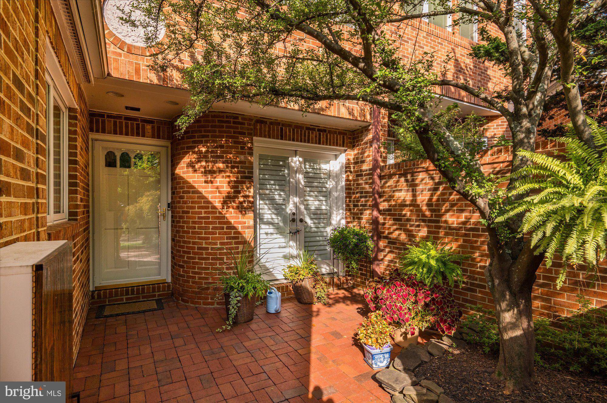 Arlington, VA 22207,2453 N WAKEFIELD CT